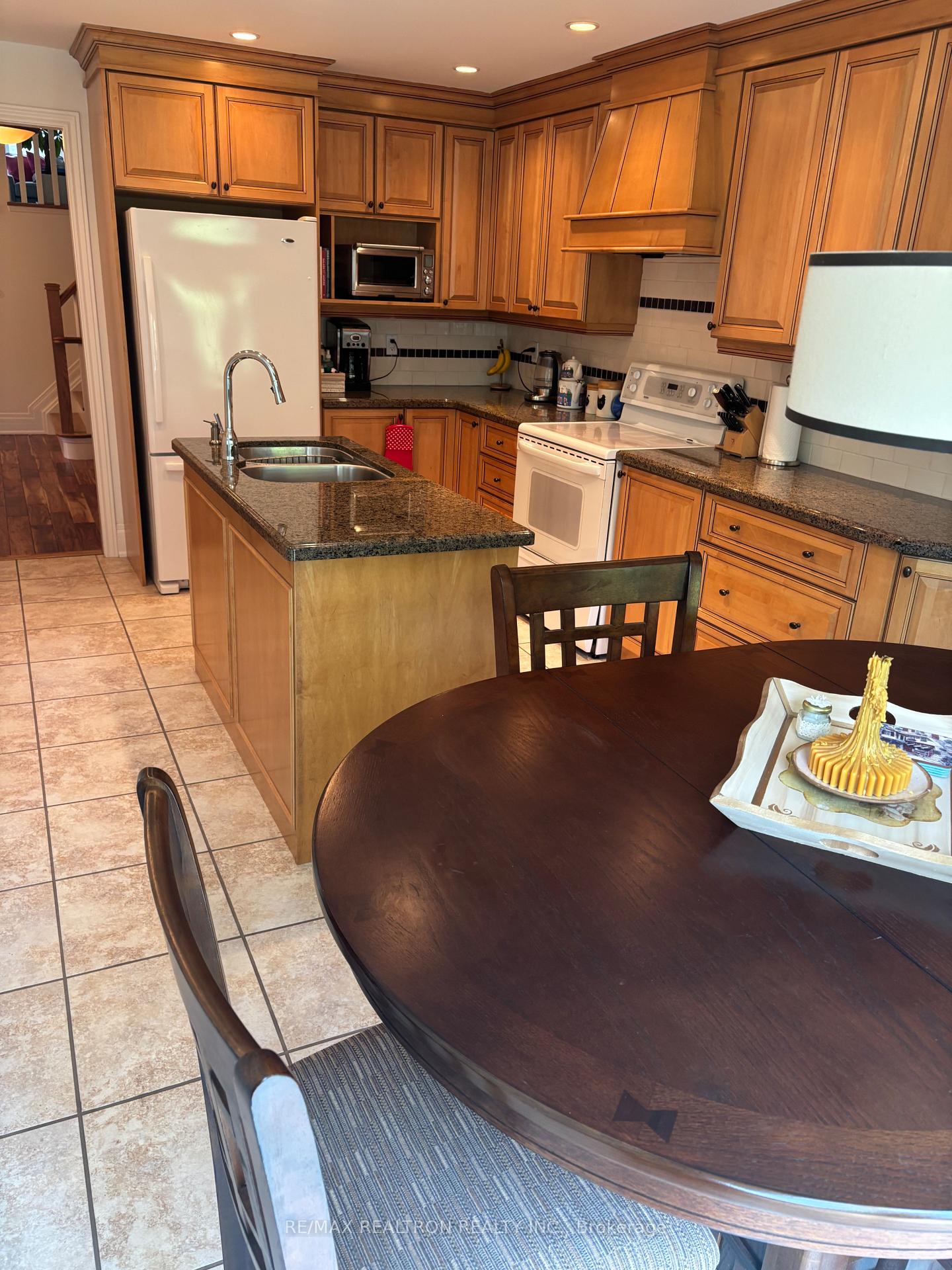 Photo 12 of 206 Glenmanor Way, Vaughan, Crestwood-Springfarm-Yorkhill — HOMEH