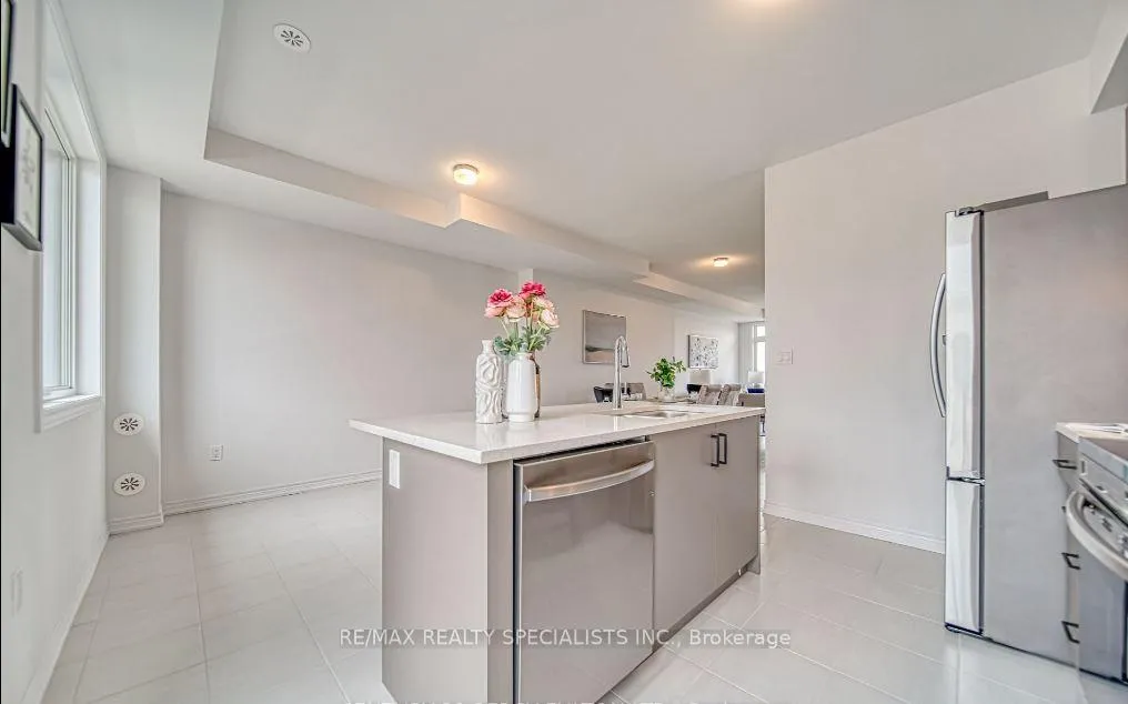 Photo 15 of 53 Sorbara Way, Whitby, Brooklin — HOMEH