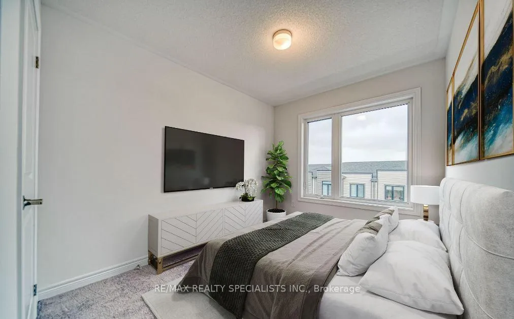 Photo 23 of 53 Sorbara Way, Whitby, Brooklin — HOMEH