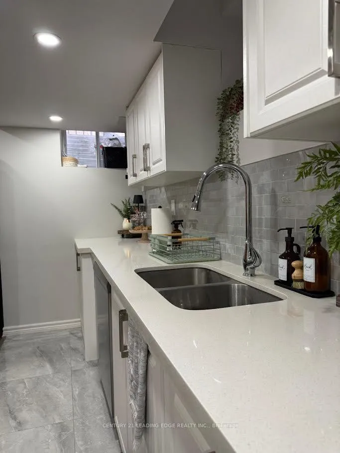 Photo 5 of 32 Westfield Drive E, Whitby, Rural Whitby — HOMEH