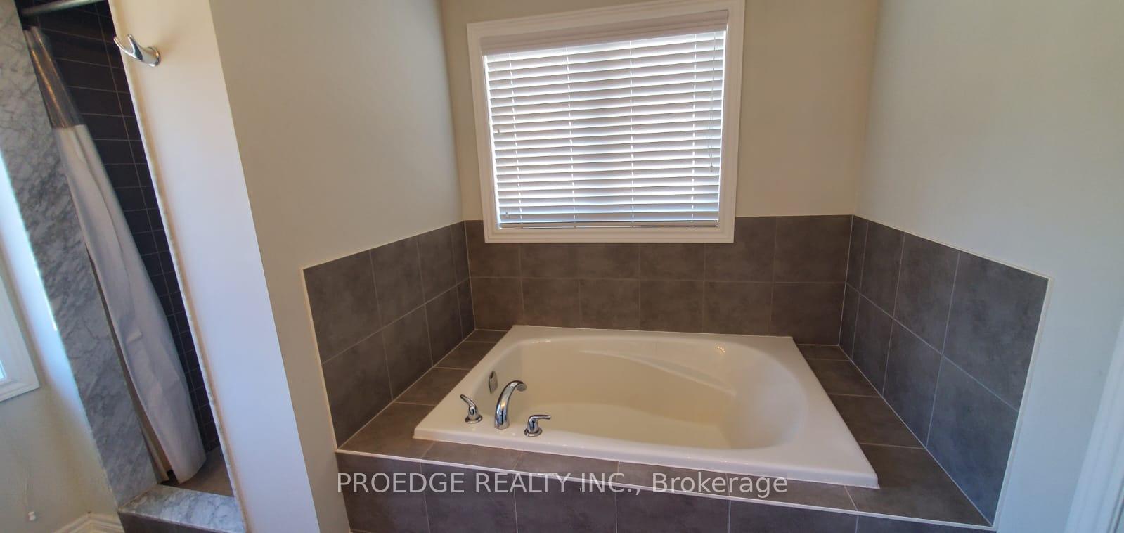 Photo 9 of 103 Bridlewood Boulevard E, Whitby, Rolling Acres — HOMEH