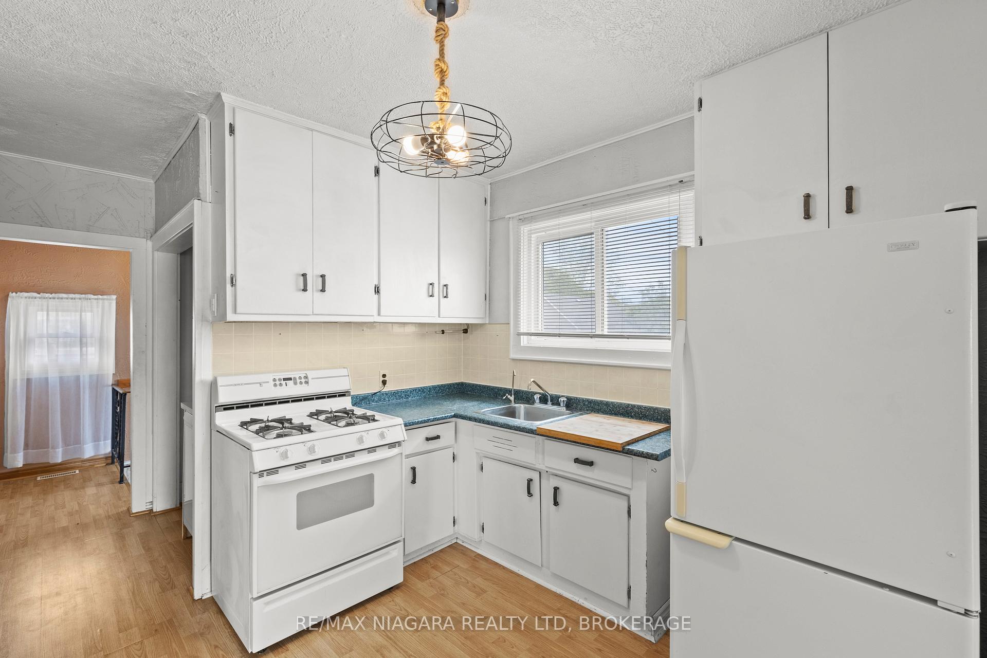 Photo 13 of 31 Broadway Avenue, Welland, Broadway — HOMEH