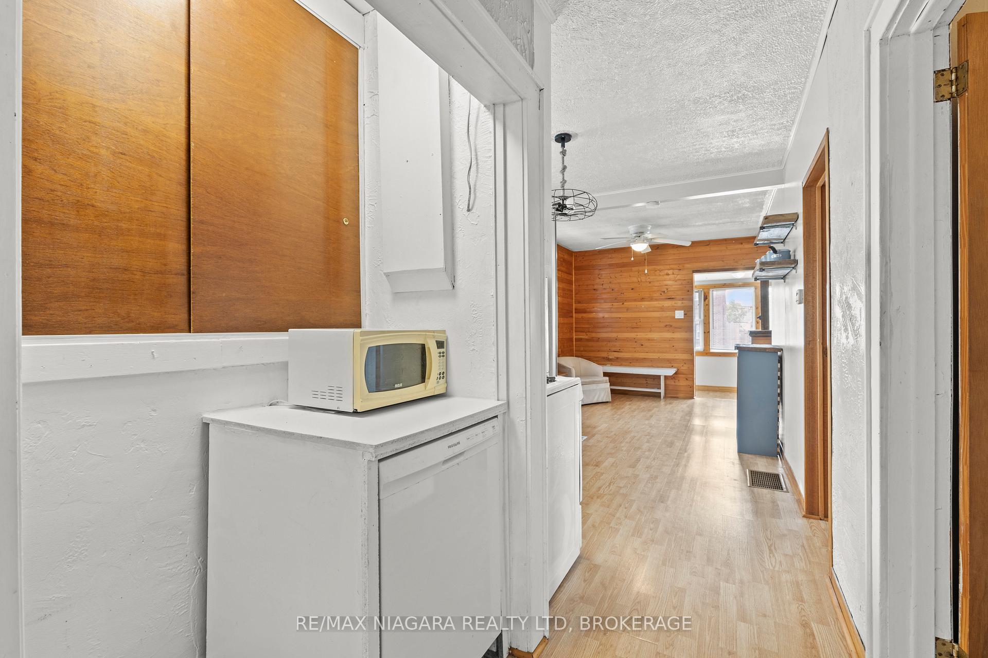 Photo 20 of 31 Broadway Avenue, Welland, Broadway — HOMEH