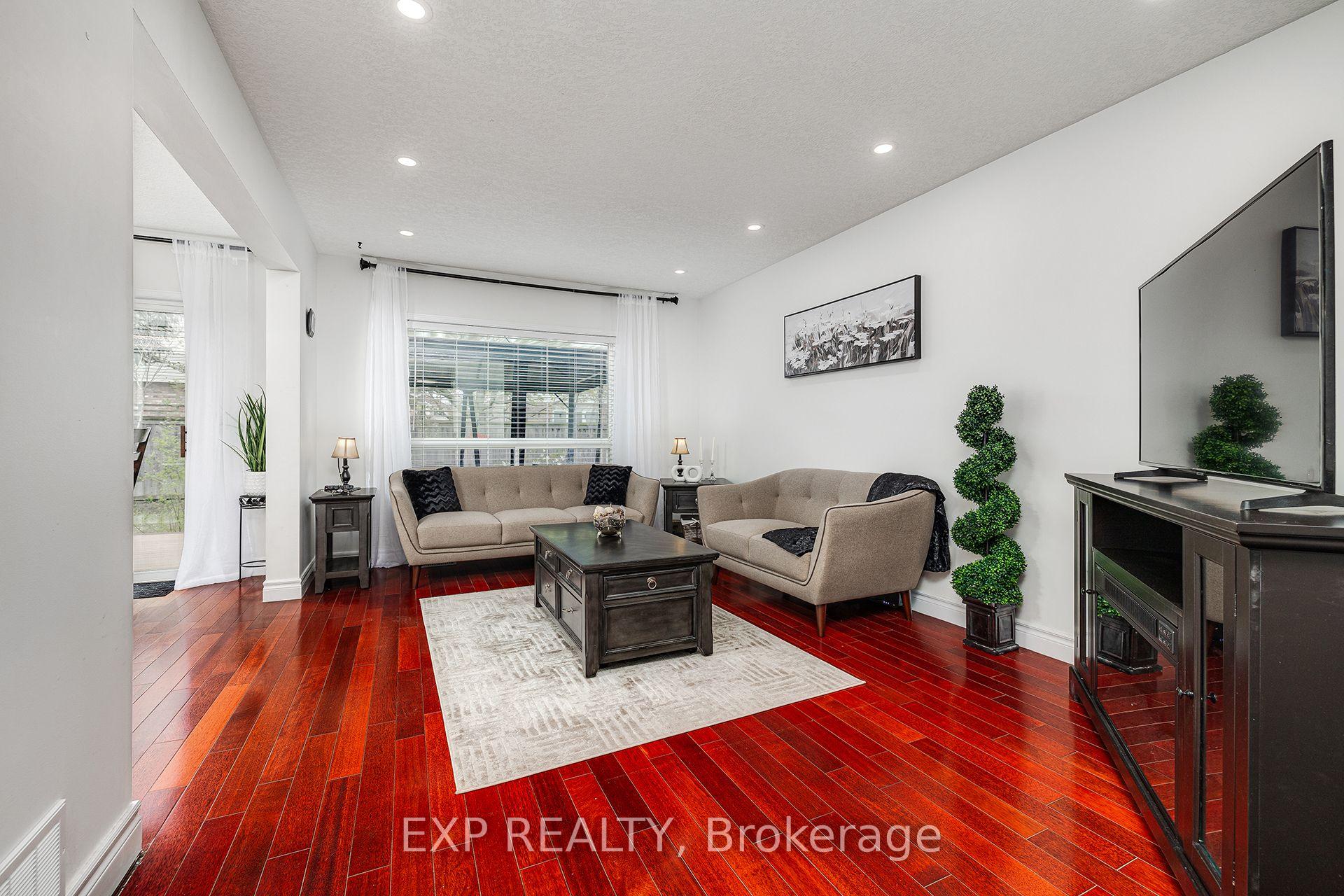 Photo 3 of 172 Dalecroft Place, Waterloo, Laurelwood — HOMEH