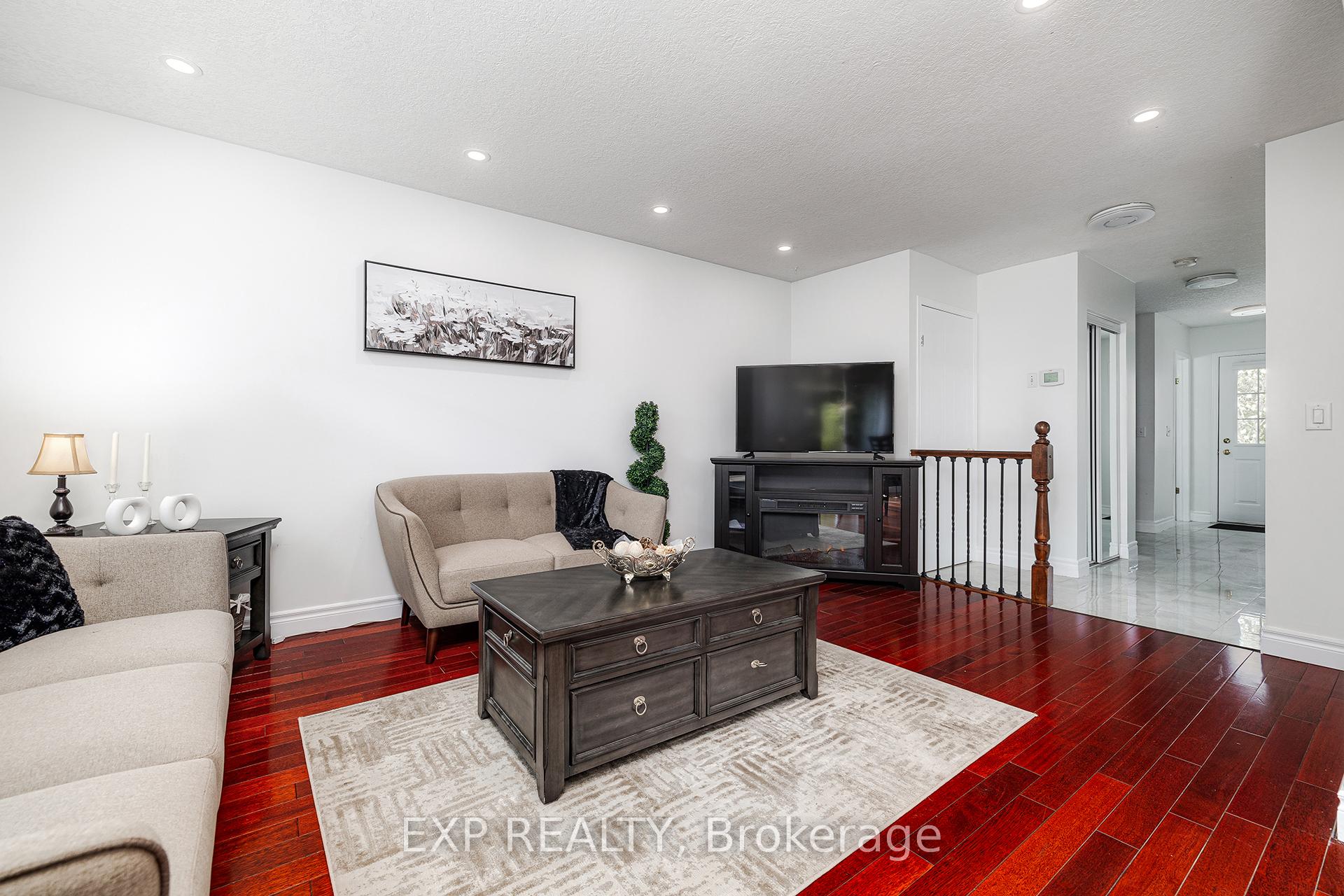 Photo 4 of 172 Dalecroft Place, Waterloo, Laurelwood — HOMEH