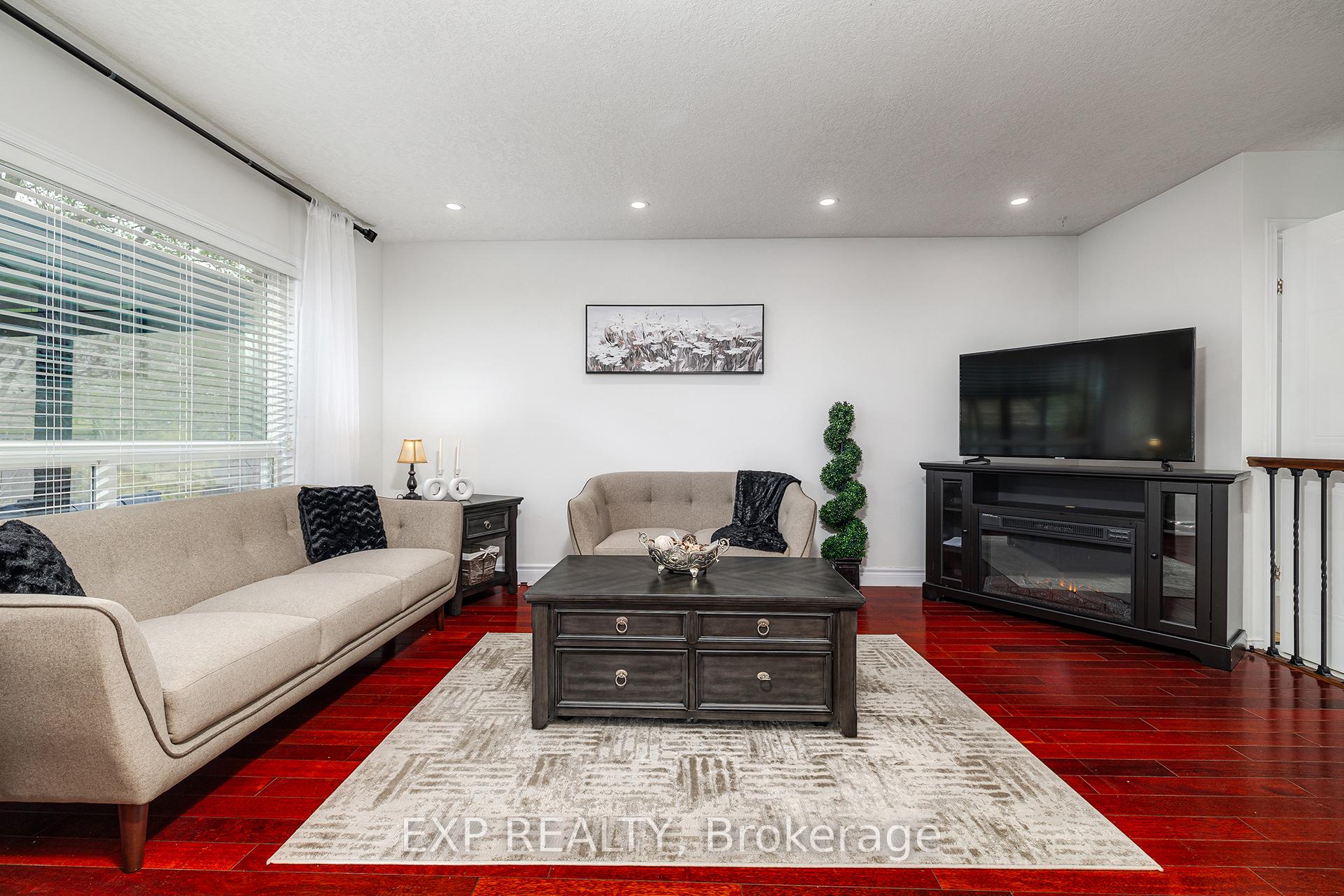 Photo 5 of 172 Dalecroft Place, Waterloo, Laurelwood — HOMEH