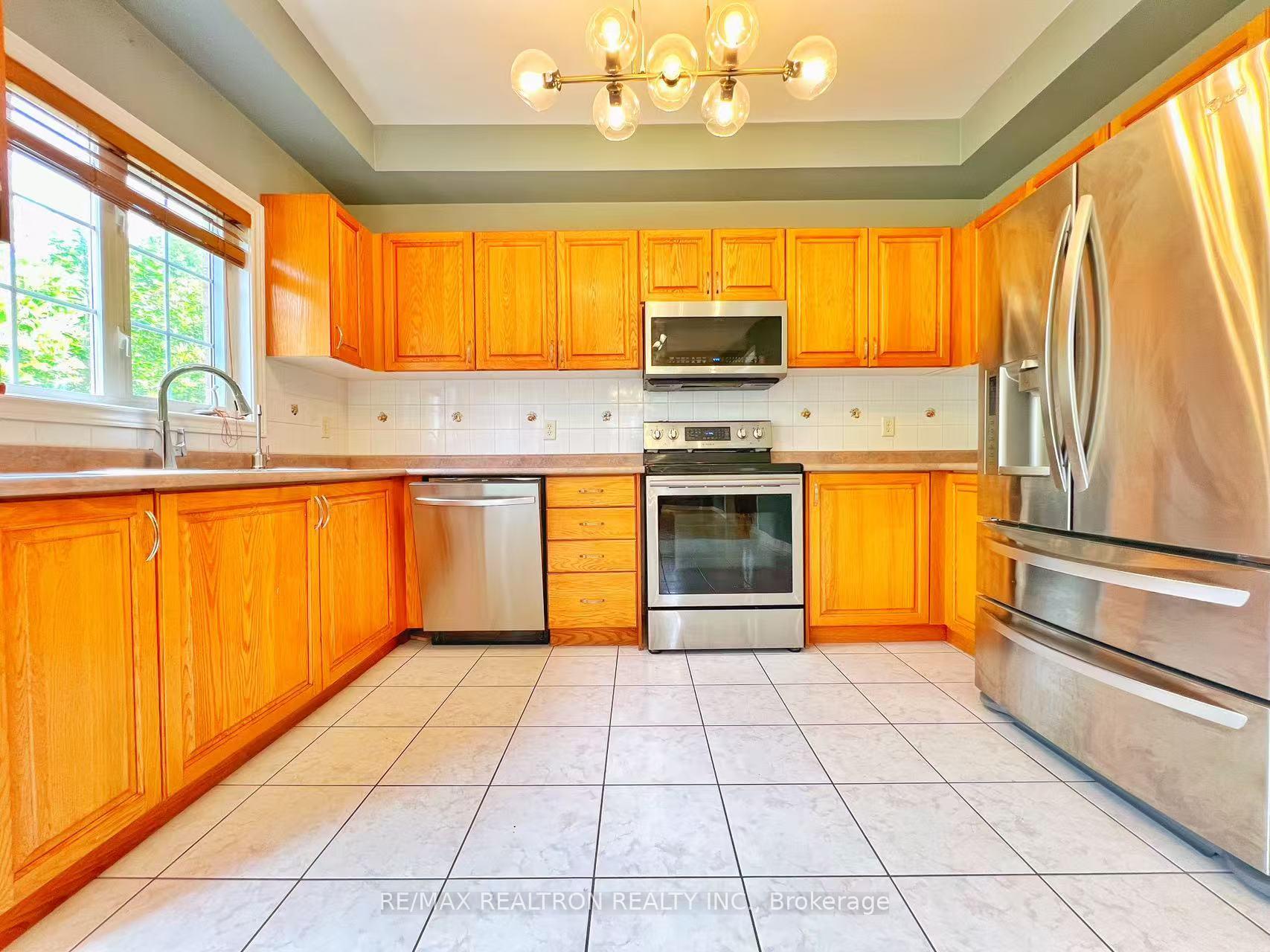 Photo 8 of 64 Keegan Crescent, Vaughan, Sonoma Heights — HOMEH
