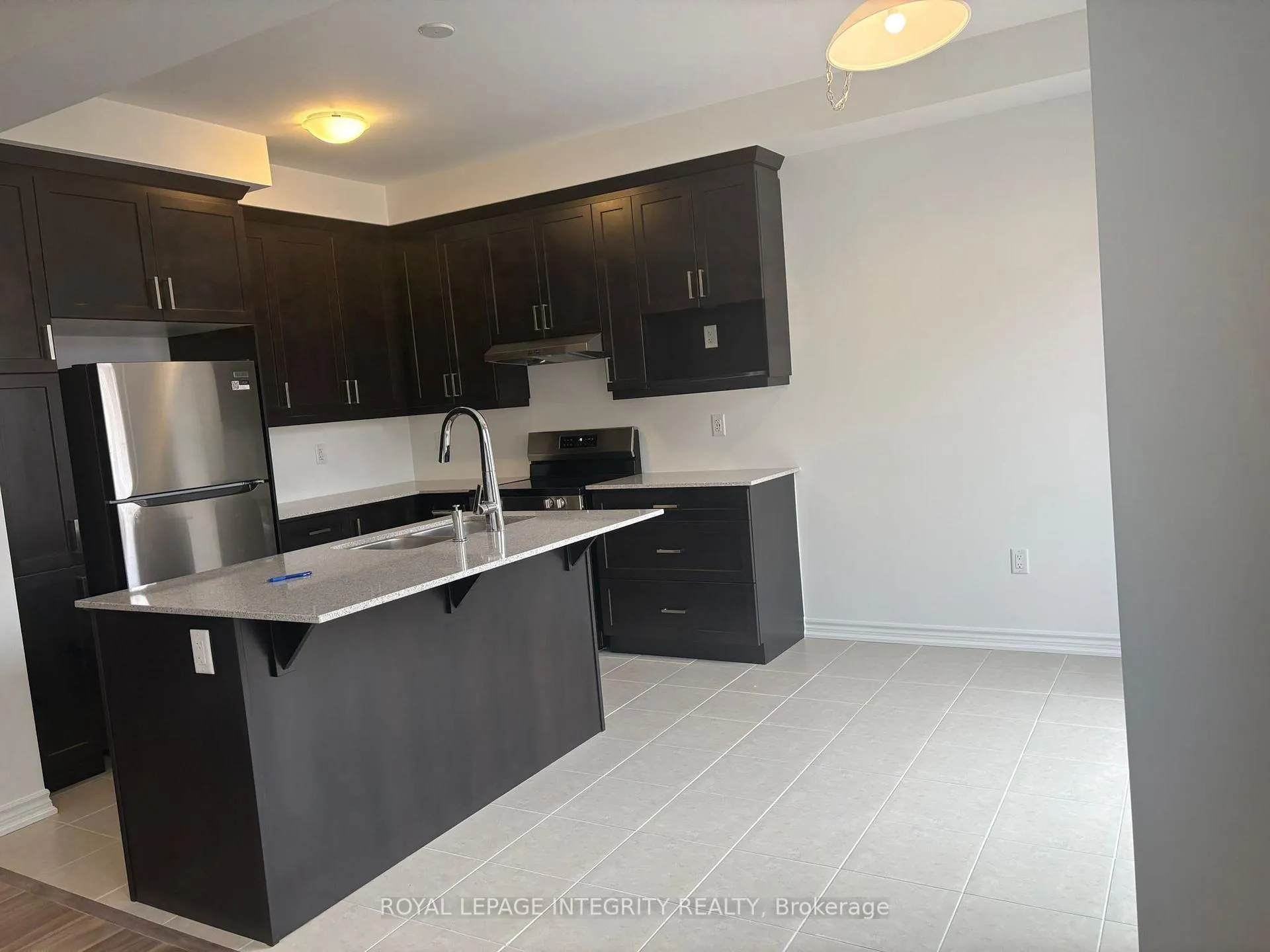 Photo 4 of 228 Greer Street, Barrie, Rural Barrie Southeast — HOMEH