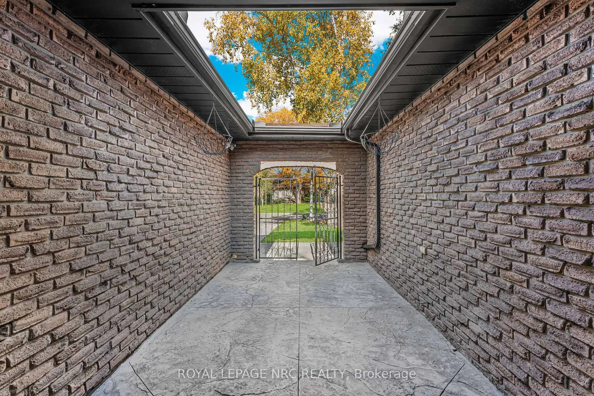 Photo 5 of 9 Windermere Court, Welland, N. Welland — HOMEH