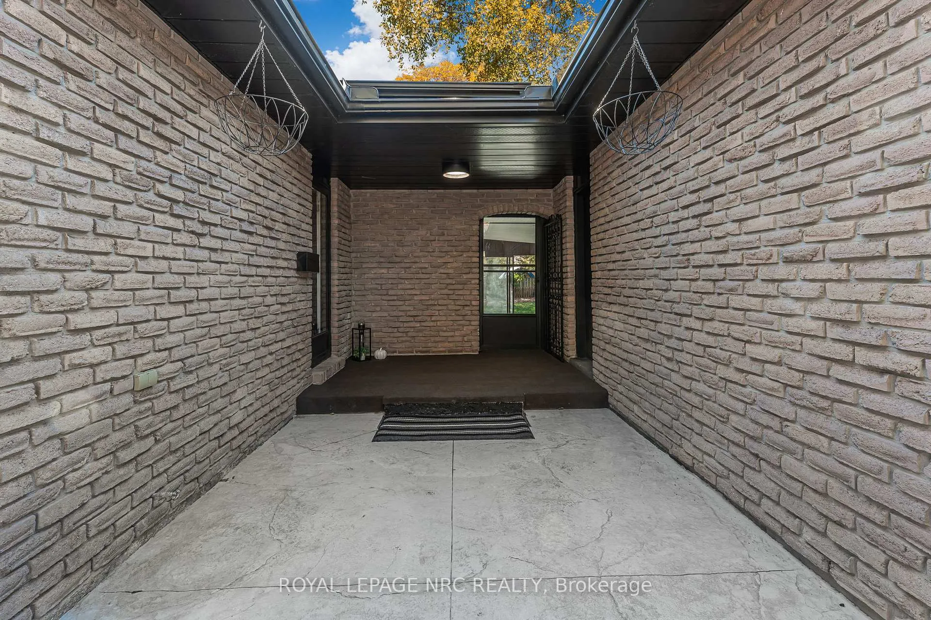 Photo 6 of 9 Windermere Court, Welland, N. Welland — HOMEH
