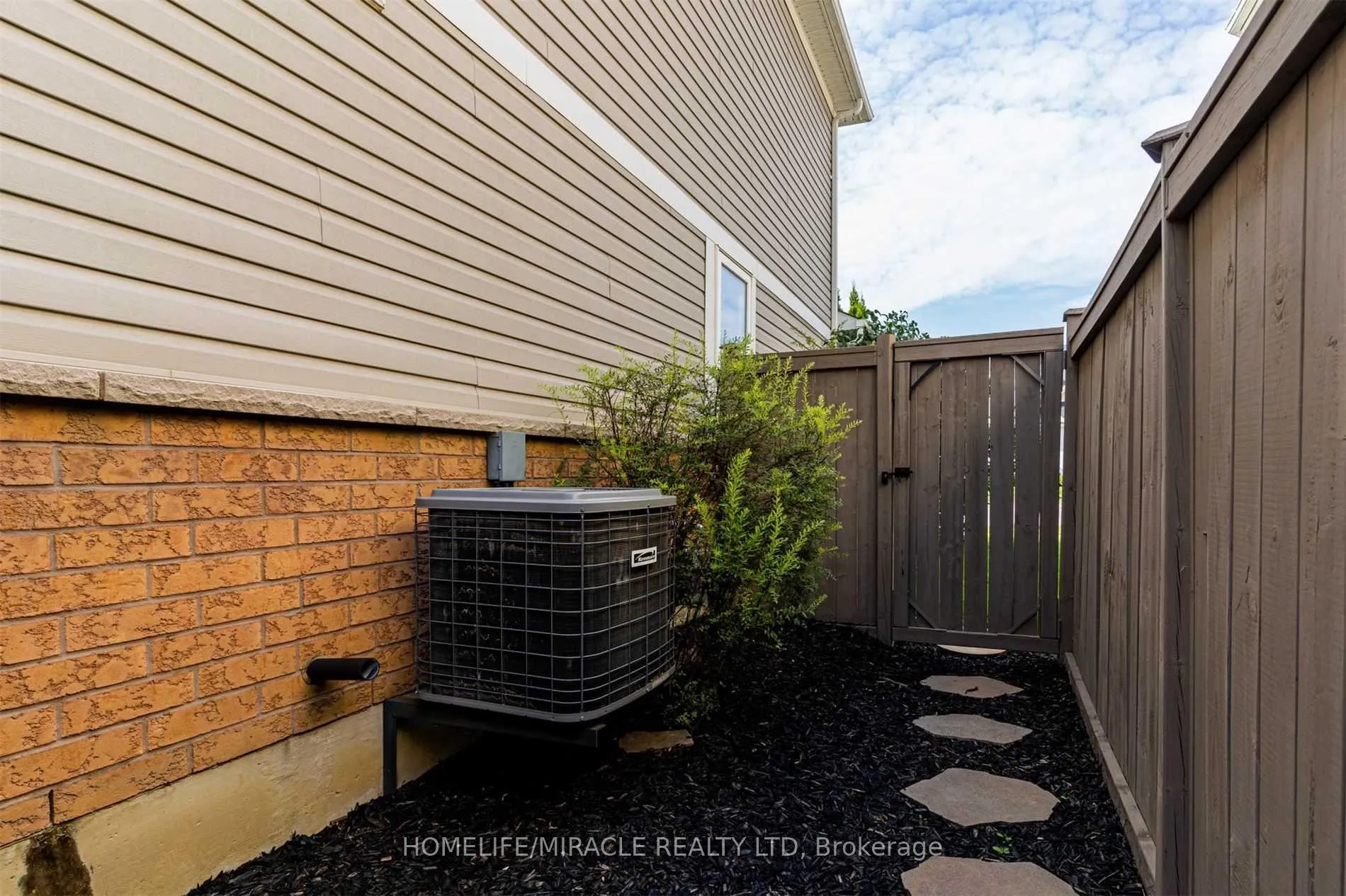 Photo 4 of 149 Carnwith Drive E, Whitby, Brooklin — HOMEH