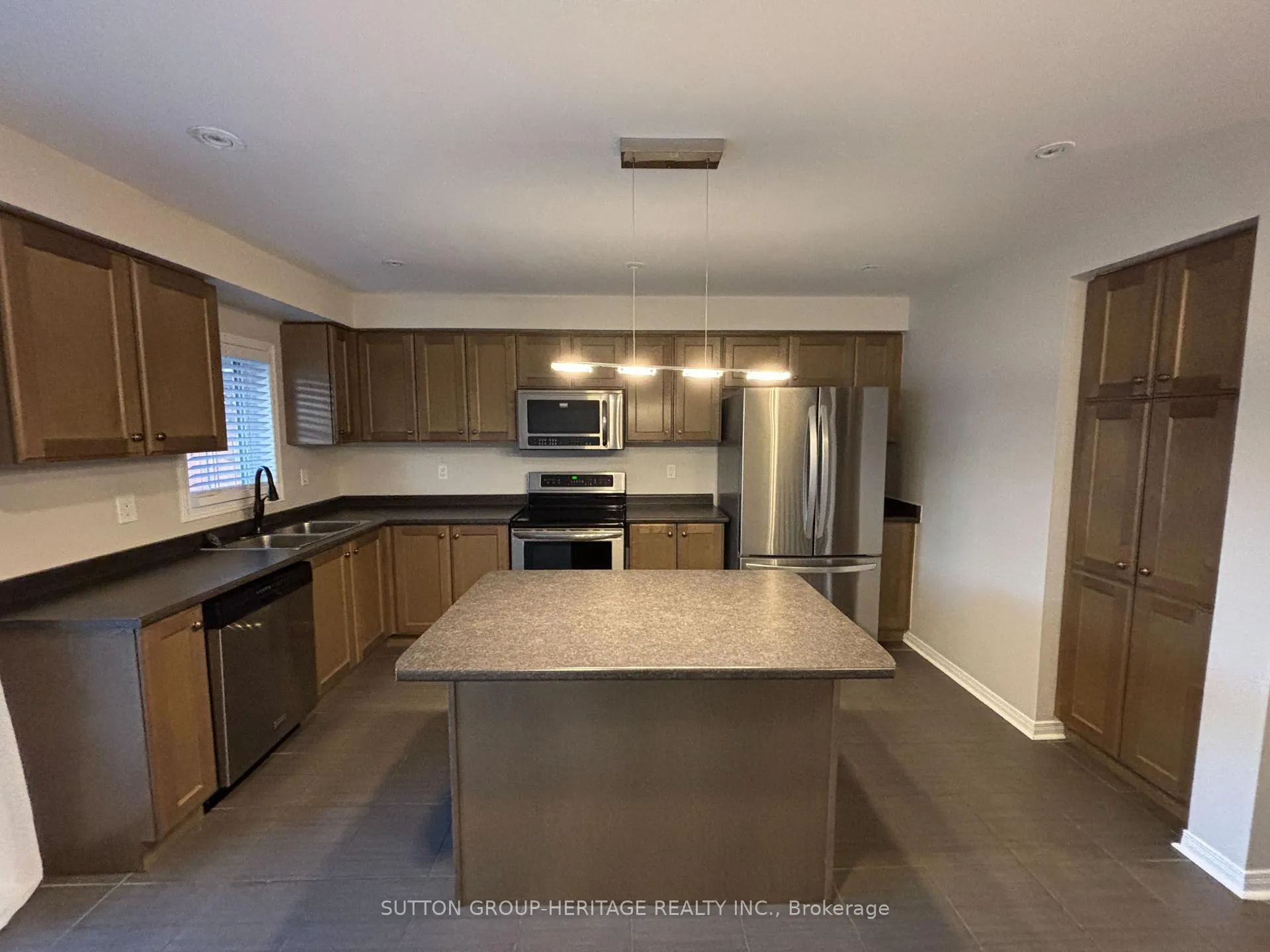 Photo 5 of 102 Harbourside Drive, Whitby, Port Whitby — HOMEH