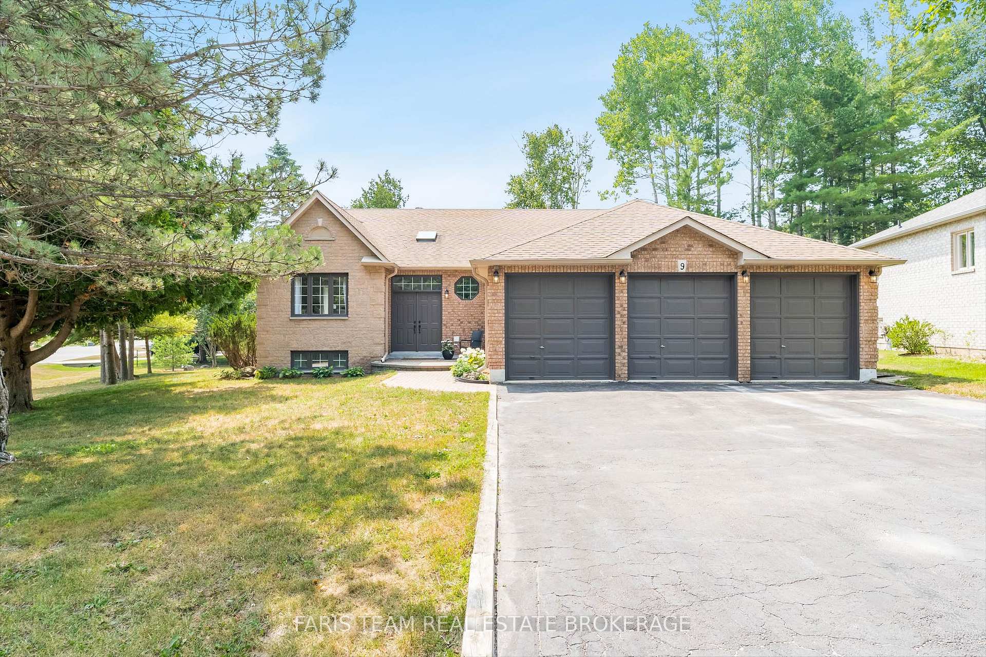 Photo 1 of 9 Fairway Crescent, Wasaga Beach — HOMEH