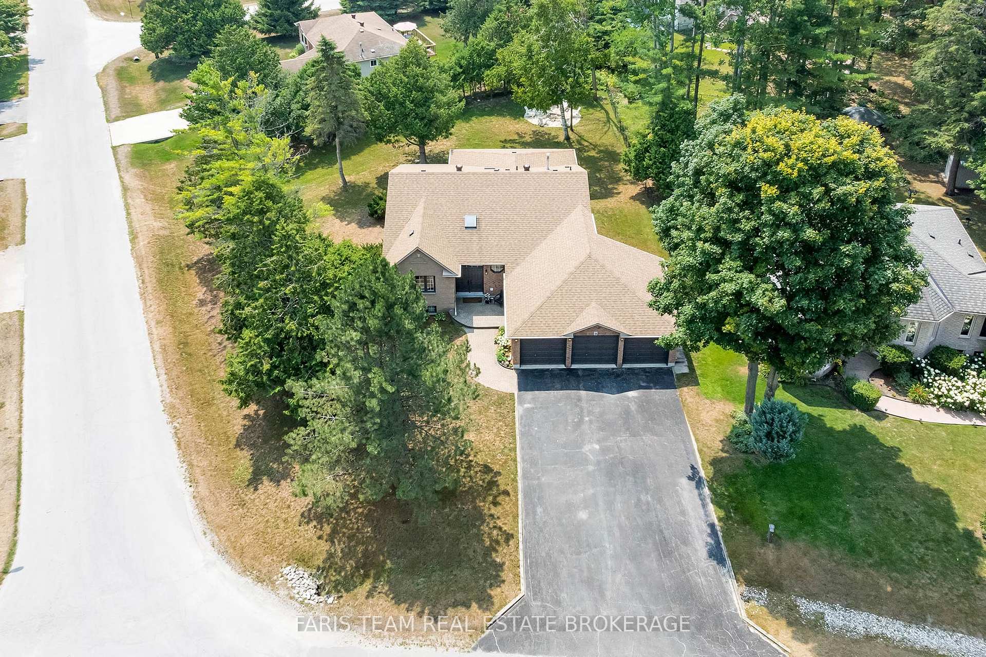 Photo 2 of 9 Fairway Crescent, Wasaga Beach — HOMEH