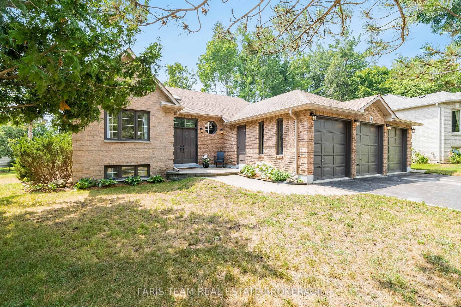 Photo 3 of 9 Fairway Crescent, Wasaga Beach — HOMEH