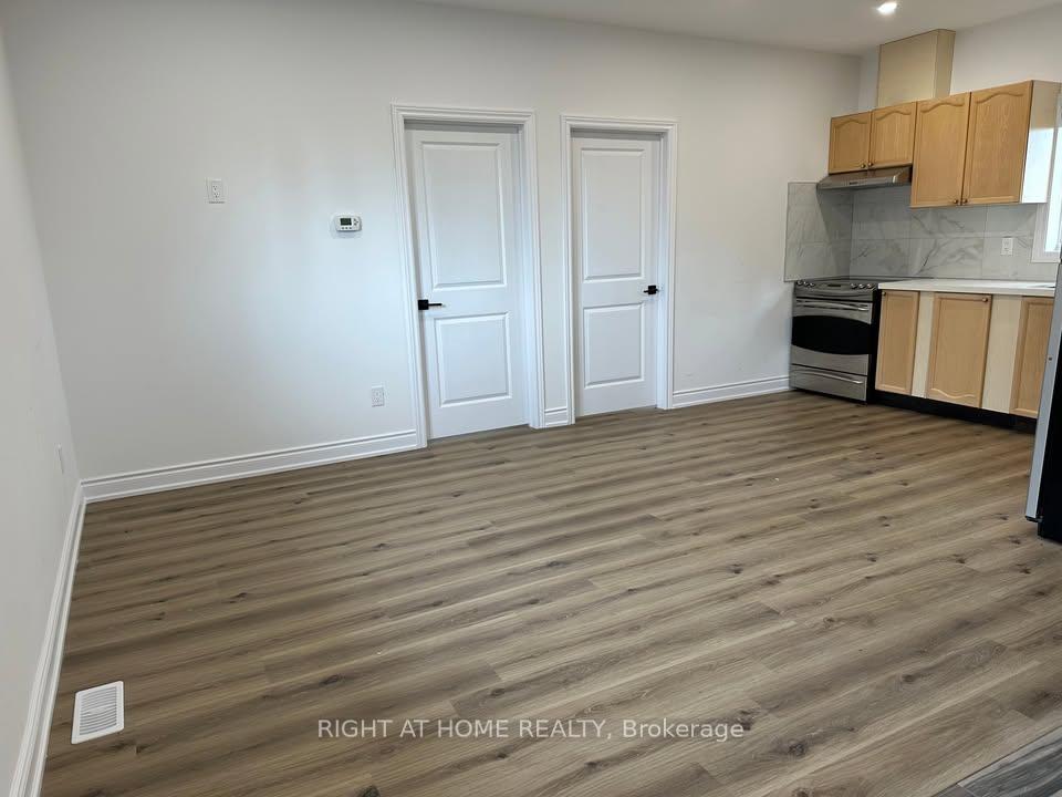 Photo 5 of Unit Unit 2, 700 Winchester Road E, Whitby, Brooklin — HOMEH