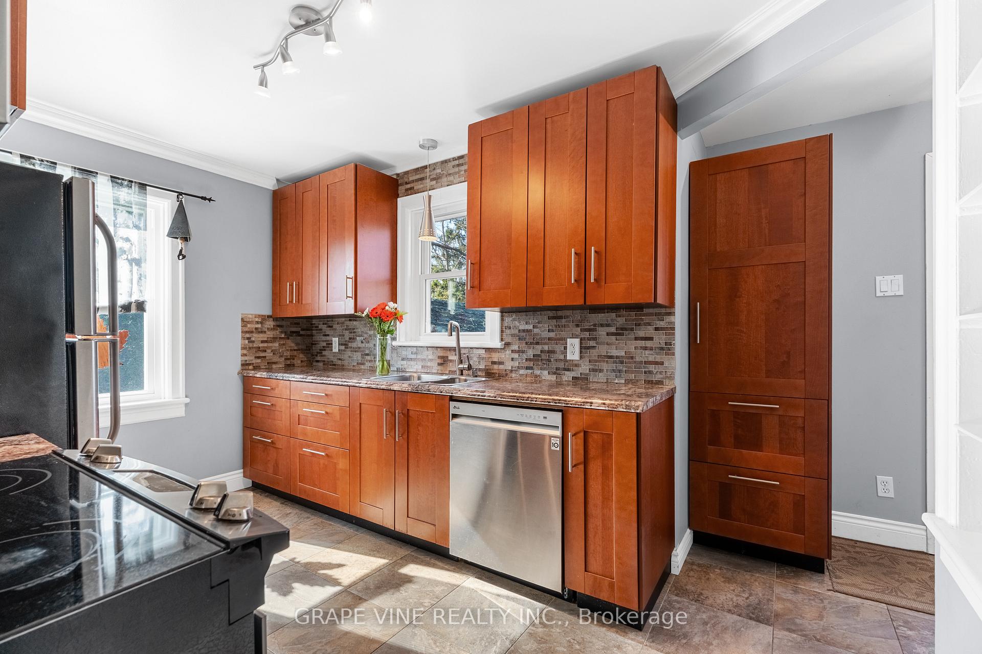 Photo 11 of 369 Pleasant Park Road, Ottawa, Alta Vista/Faircrest Heights — HOMEH