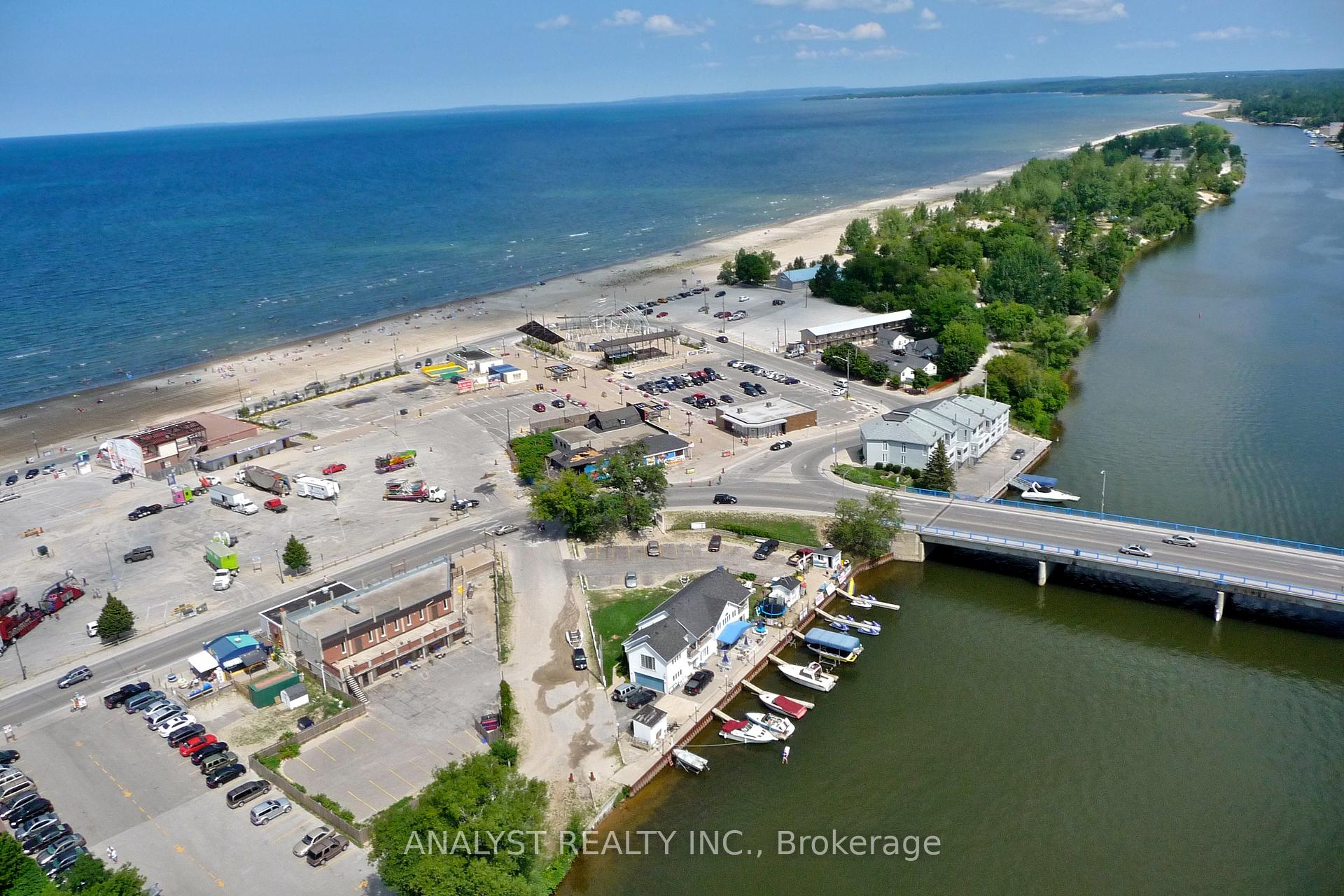 Photo 3 of 28 River Avenue Crescent, Wasaga Beach — HOMEH