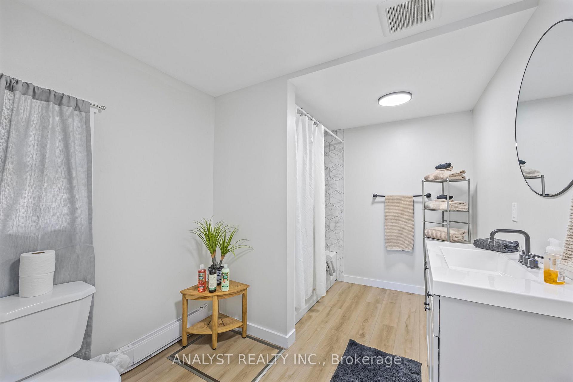 Photo 17 of 28 River Avenue Crescent, Wasaga Beach — HOMEH