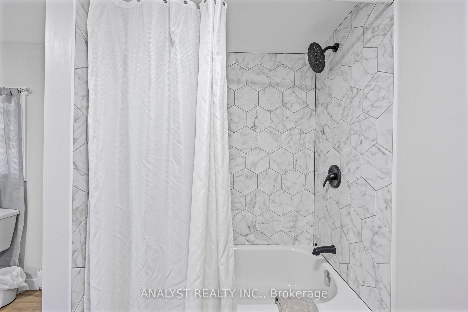 Photo 19 of 28 River Avenue Crescent, Wasaga Beach — HOMEH