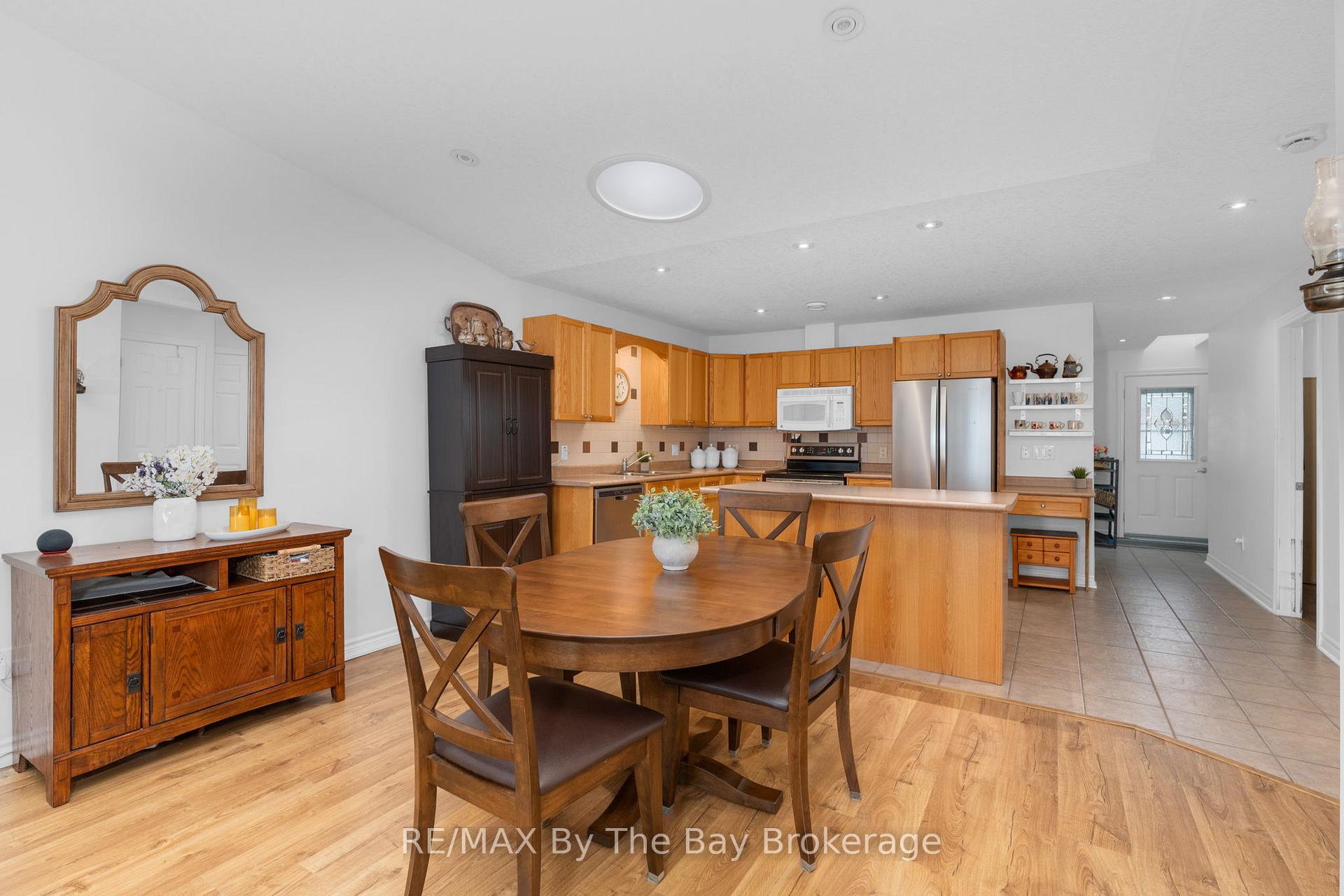 Photo 8 of 29 Meadow Lane, Wasaga Beach — HOMEH