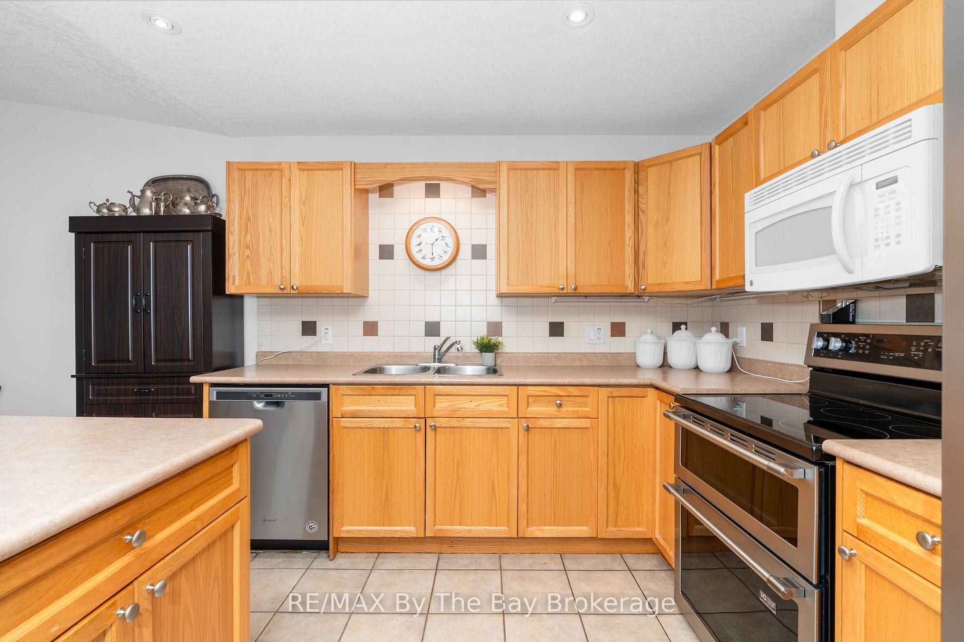Photo 10 of 29 Meadow Lane, Wasaga Beach — HOMEH