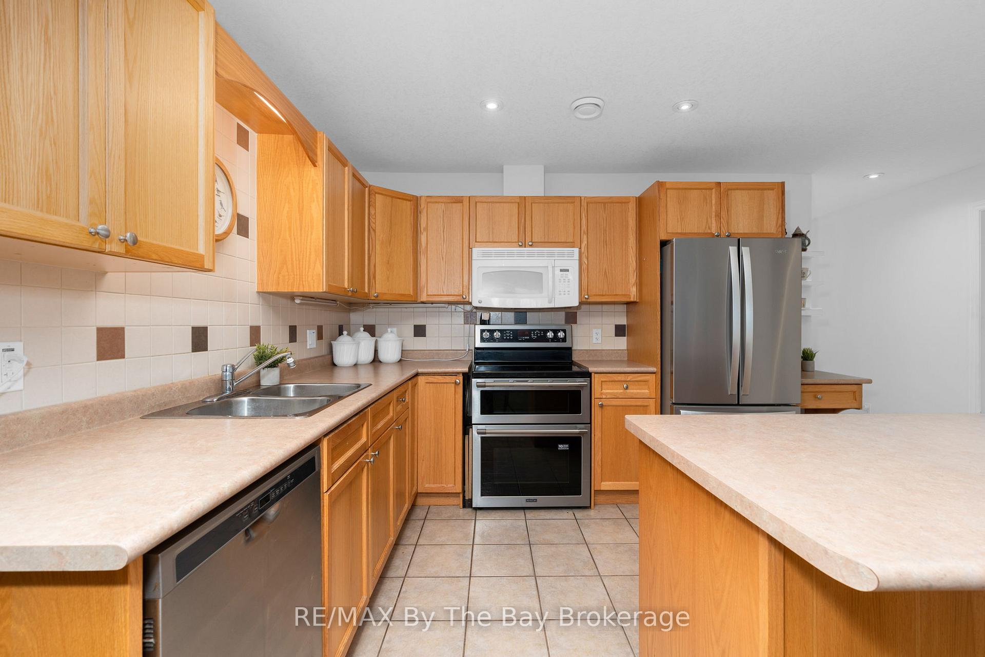 Photo 11 of 29 Meadow Lane, Wasaga Beach — HOMEH