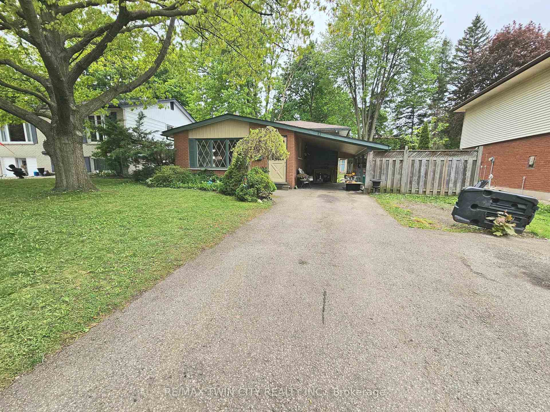Photo 2 of 559 Sprucehill Avenue, Waterloo — HOMEH