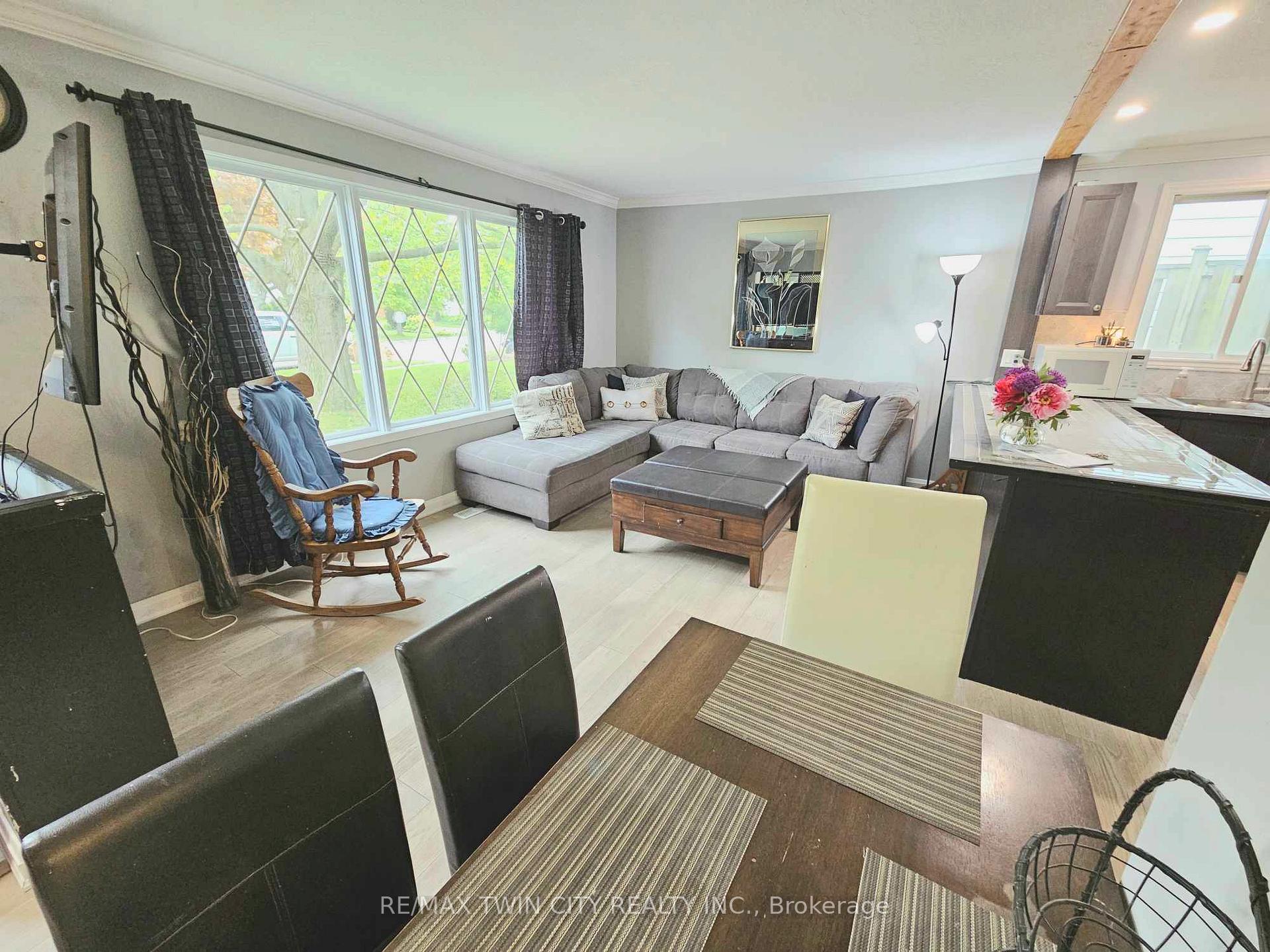 Photo 4 of 559 Sprucehill Avenue, Waterloo — HOMEH