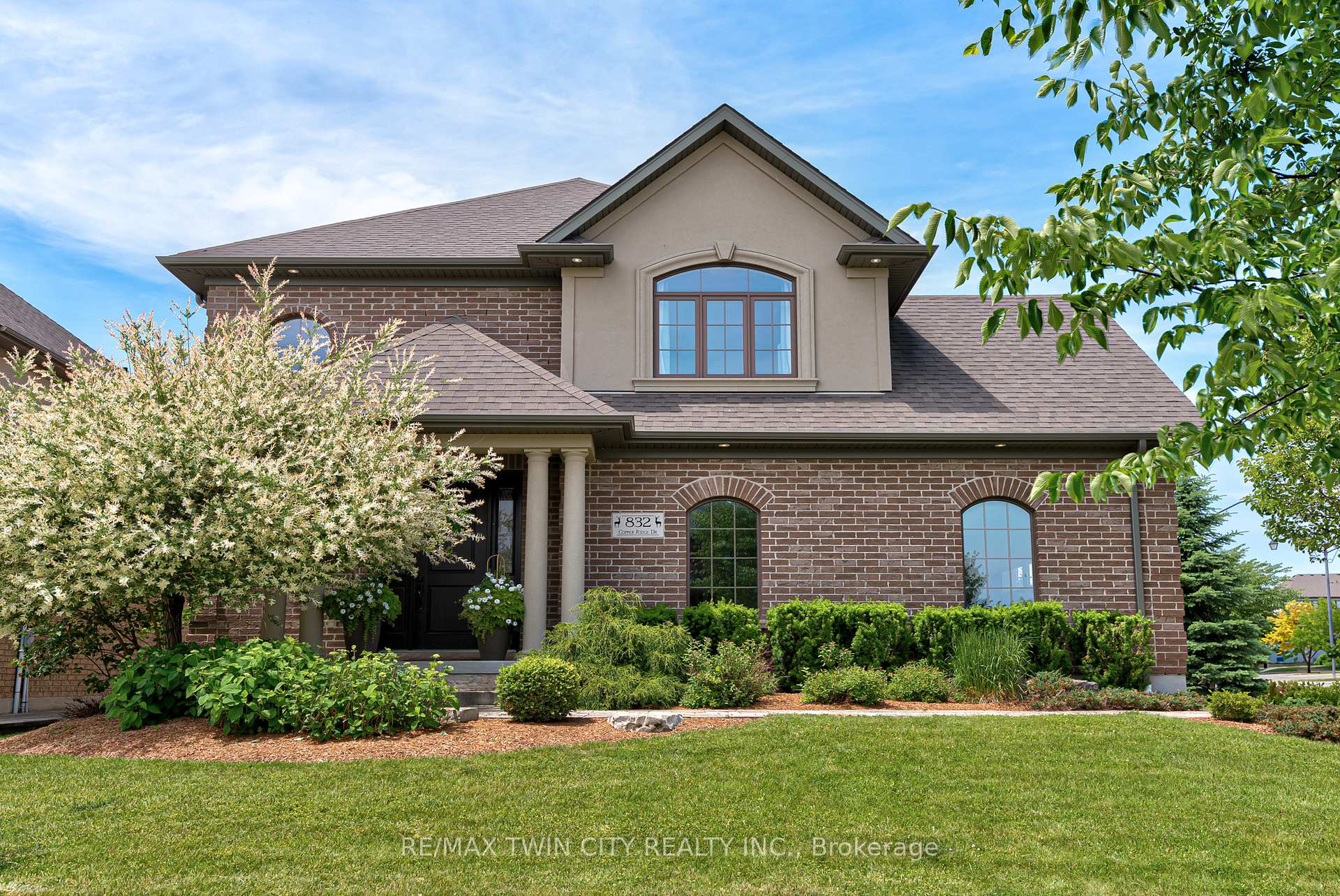 Photo 2 of 832 Copper Ridge Drive, Waterloo, Eastbridge — HOMEH