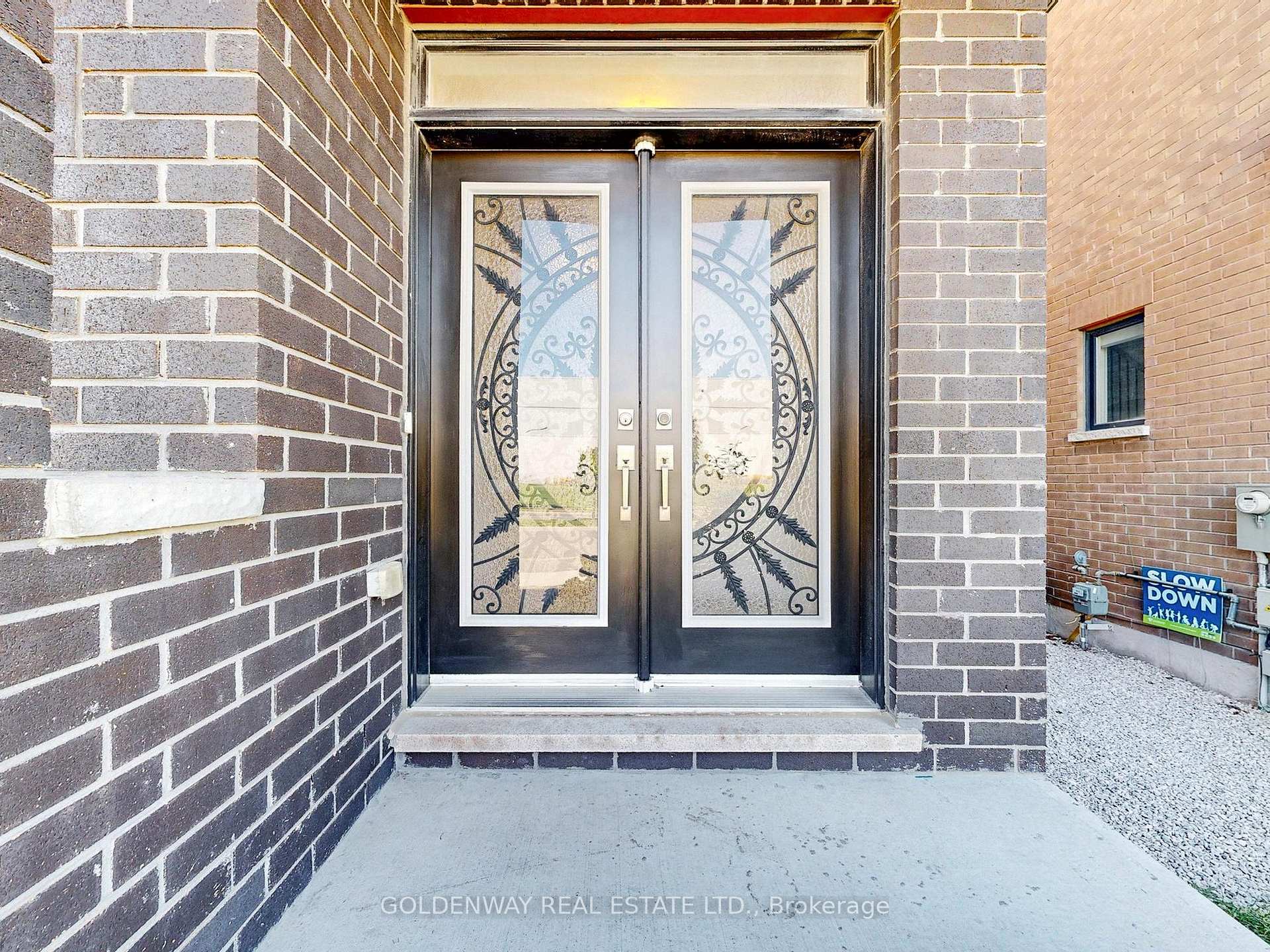 Photo 3 of 150 Salterton Circle, Vaughan, Maple — HOMEH