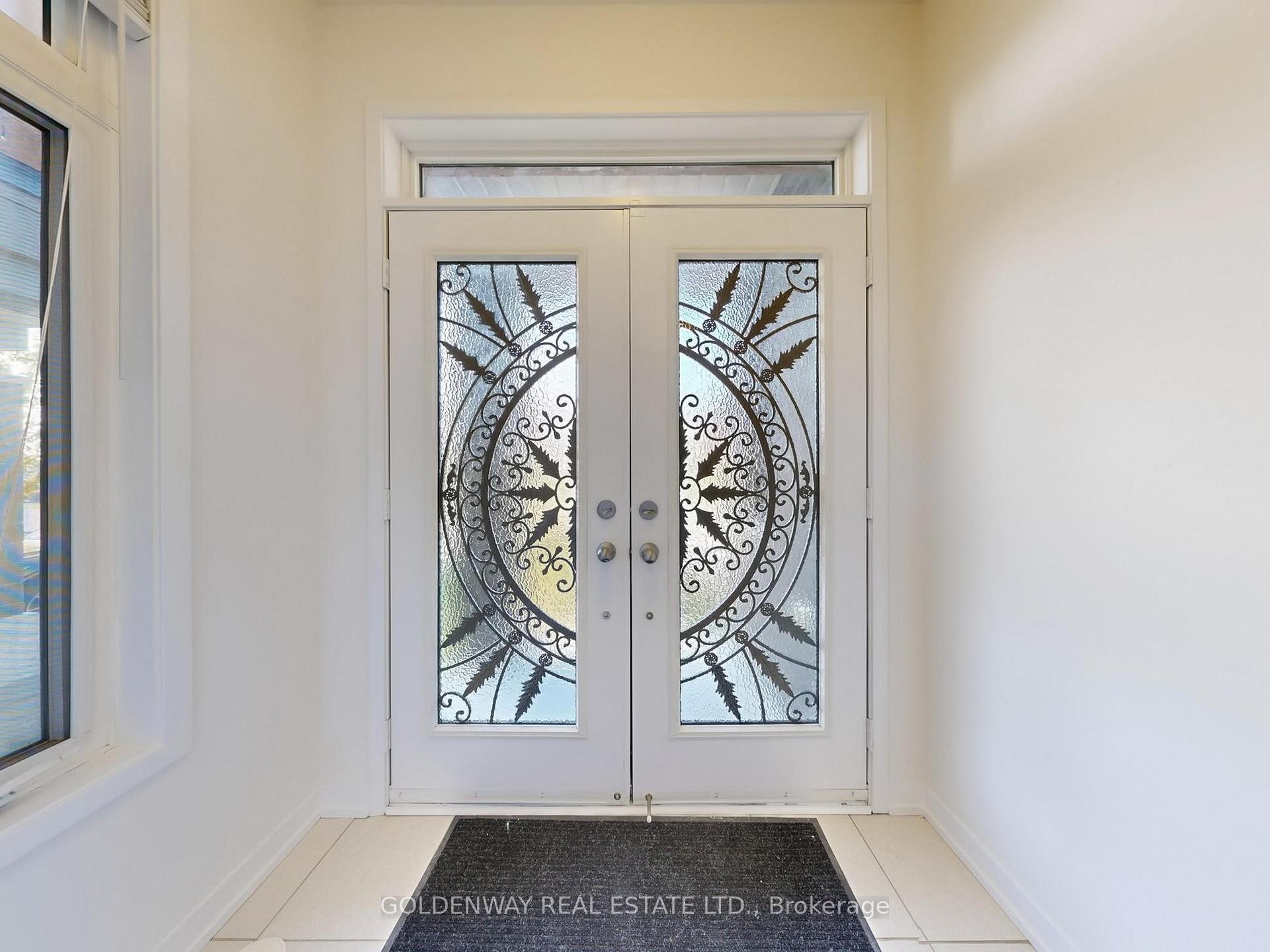 Photo 4 of 150 Salterton Circle, Vaughan, Maple — HOMEH