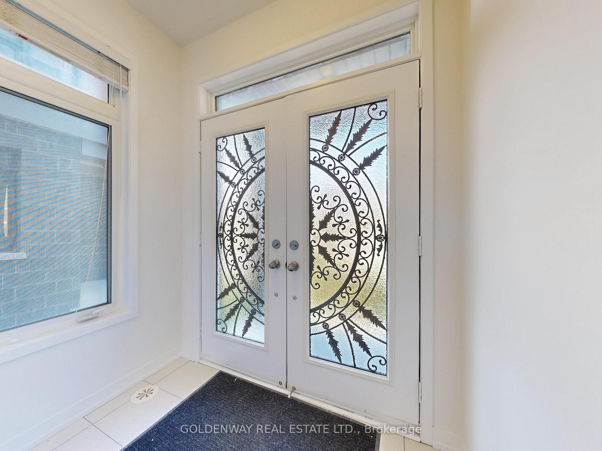 Photo 5 of 150 Salterton Circle, Vaughan, Maple — HOMEH