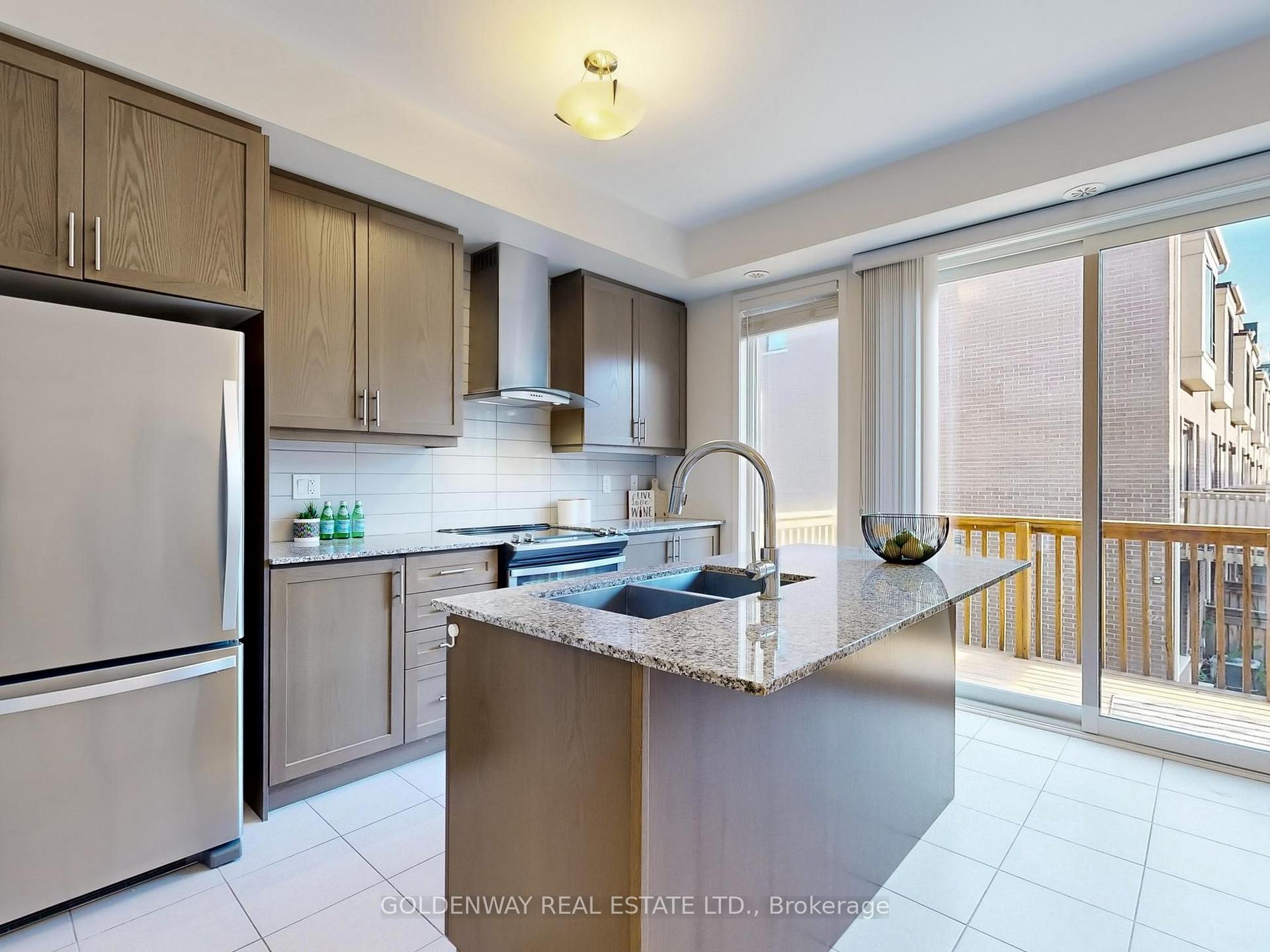 Photo 8 of 150 Salterton Circle, Vaughan, Maple — HOMEH