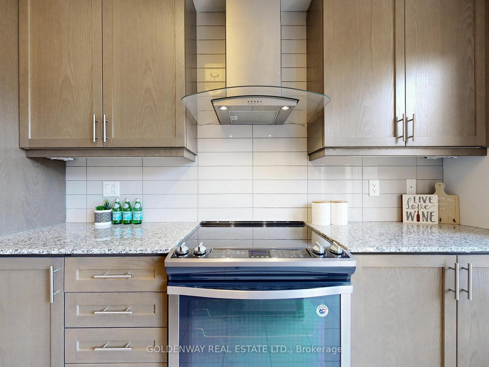 Photo 12 of 150 Salterton Circle, Vaughan, Maple — HOMEH