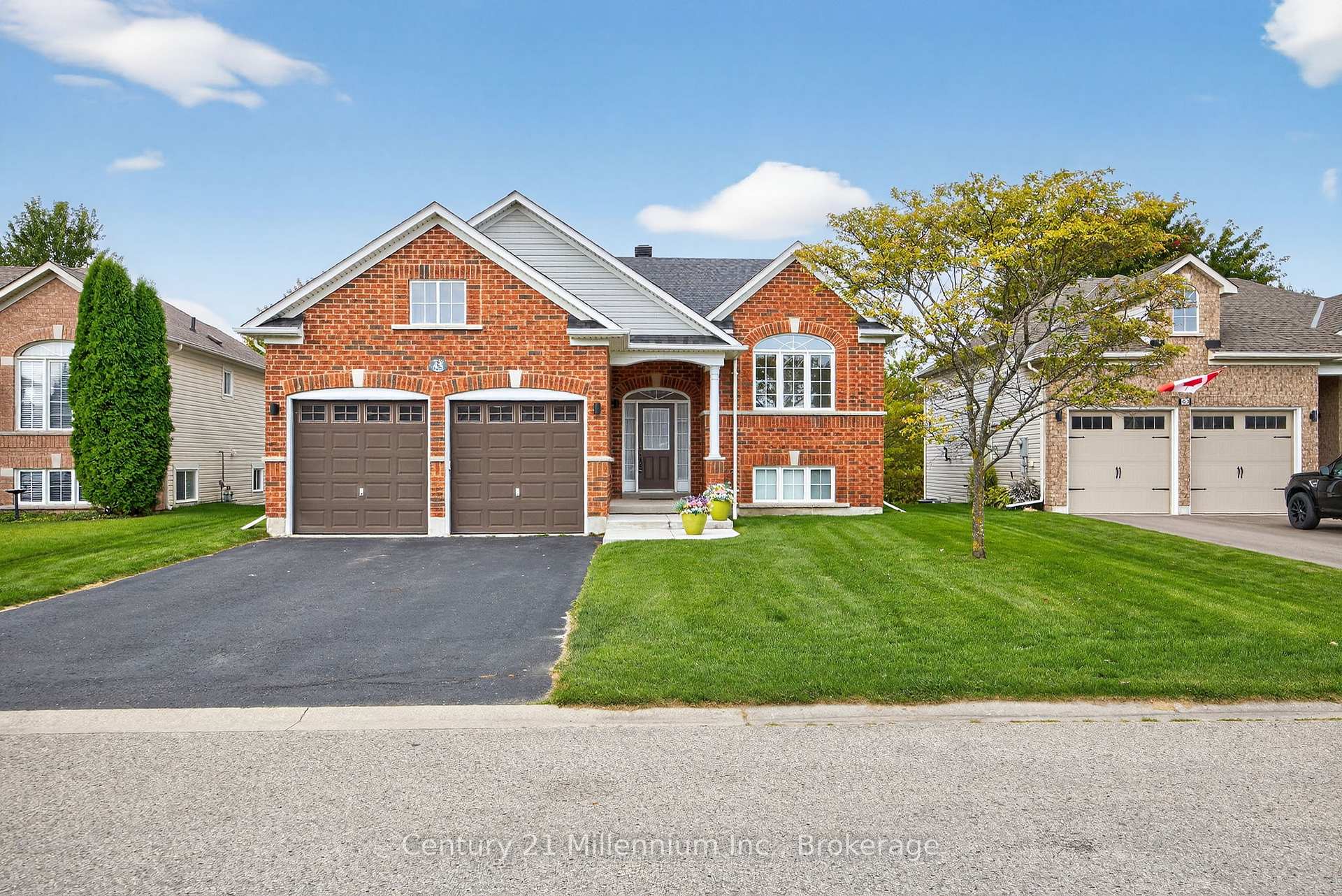 Photo 2 of 45 Red Pine Crescent, Wasaga Beach — HOMEH