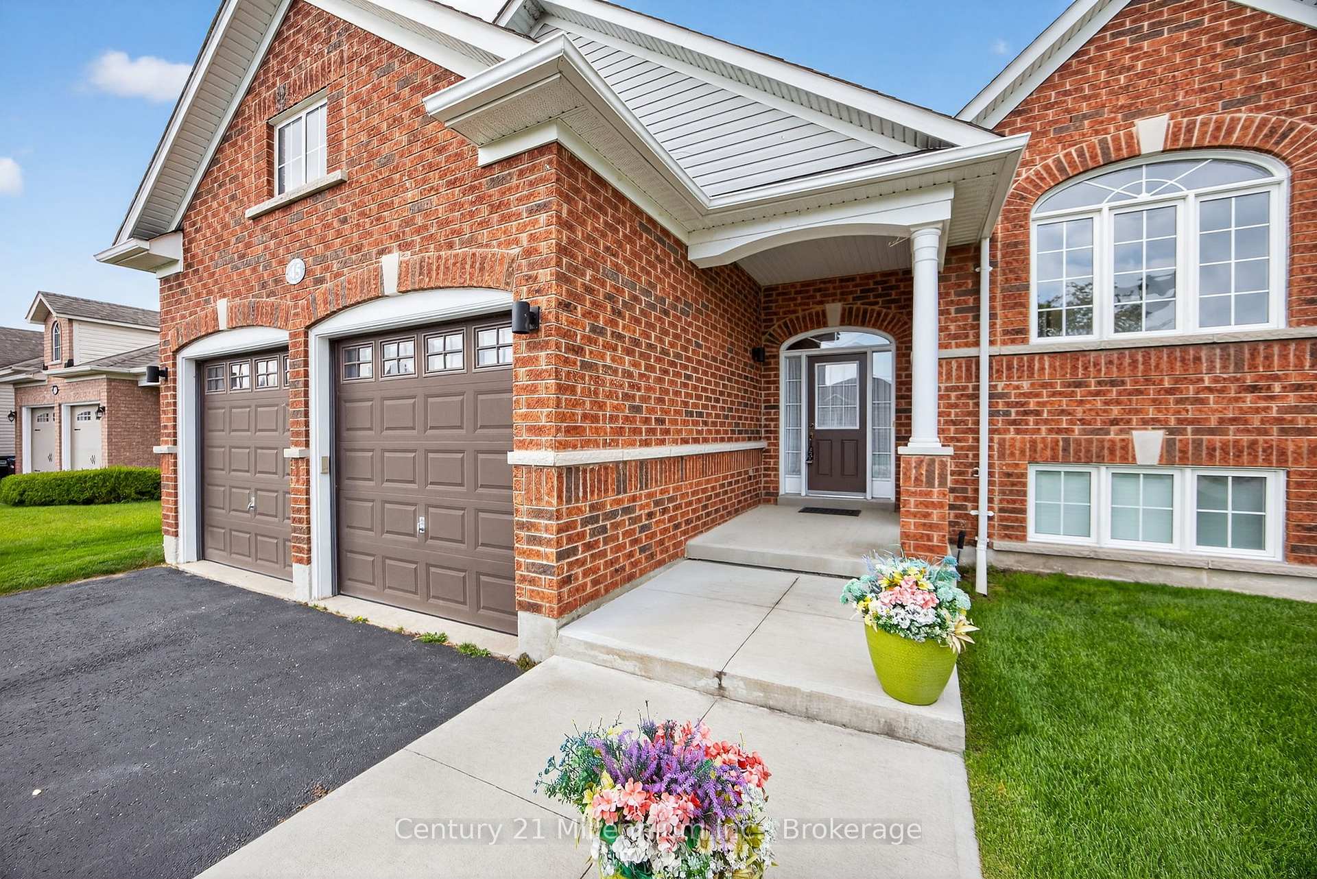 Photo 3 of 45 Red Pine Crescent, Wasaga Beach — HOMEH