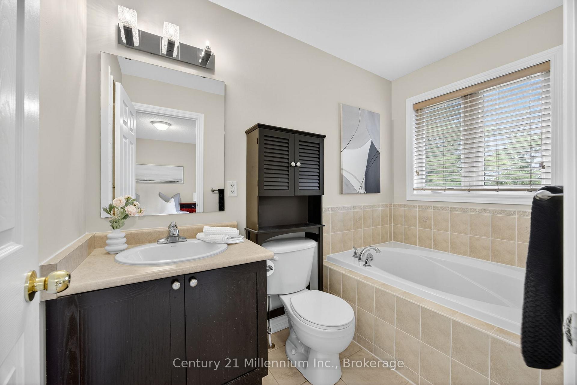 Photo 19 of 45 Red Pine Crescent, Wasaga Beach — HOMEH