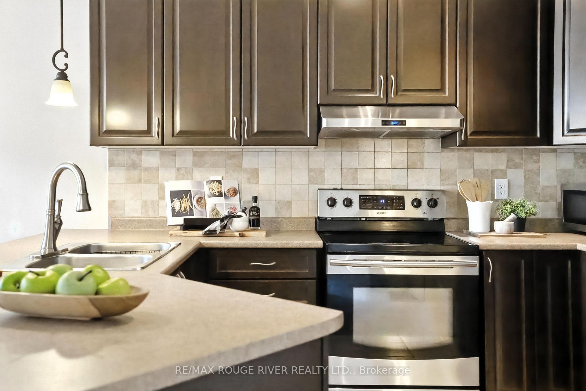 Photo 12 of 47 James Govan Drive, Whitby, Port Whitby — HOMEH