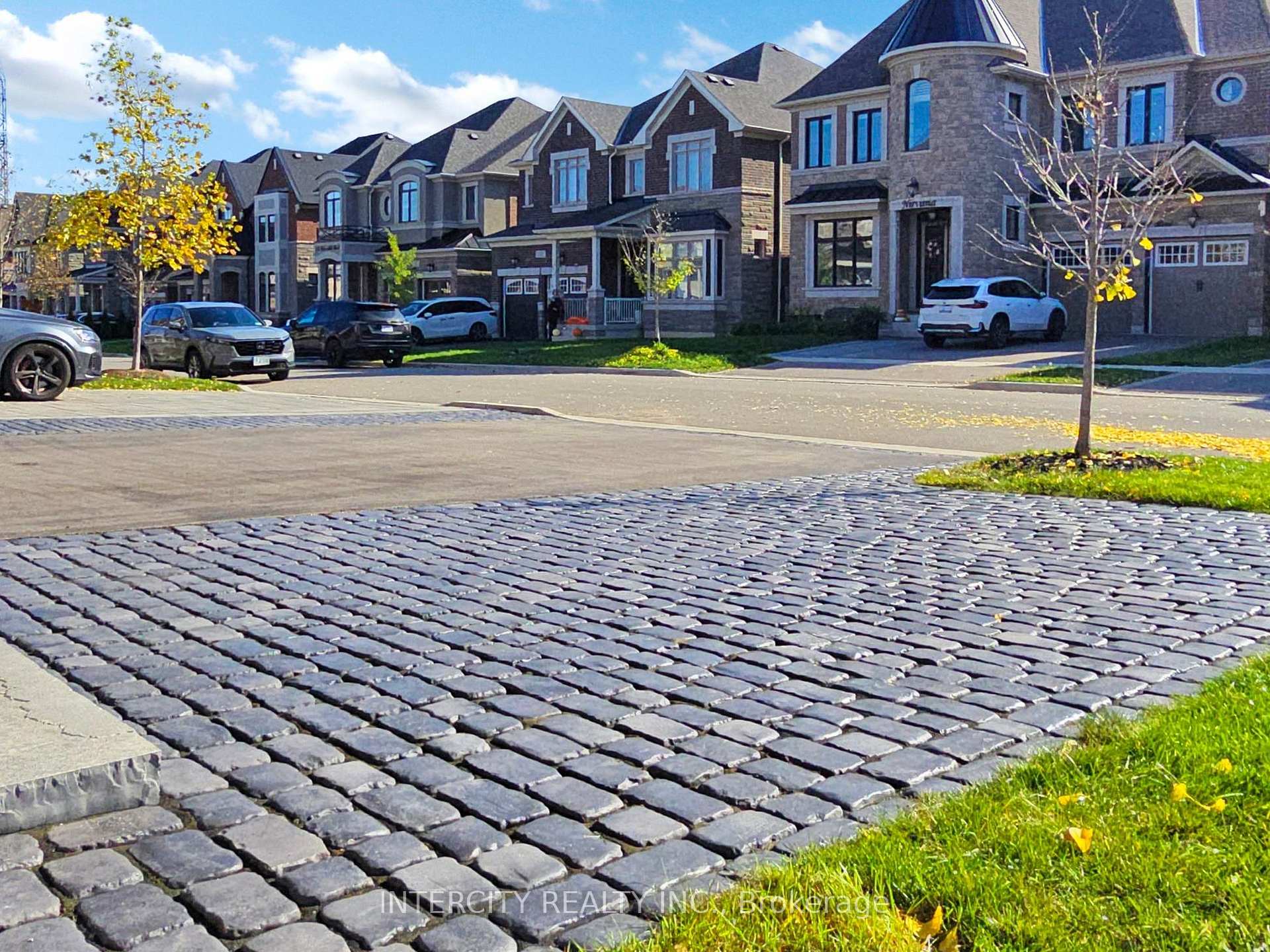 Photo 3 of 68 Klein Mills Road, Vaughan, Kleinburg — HOMEH