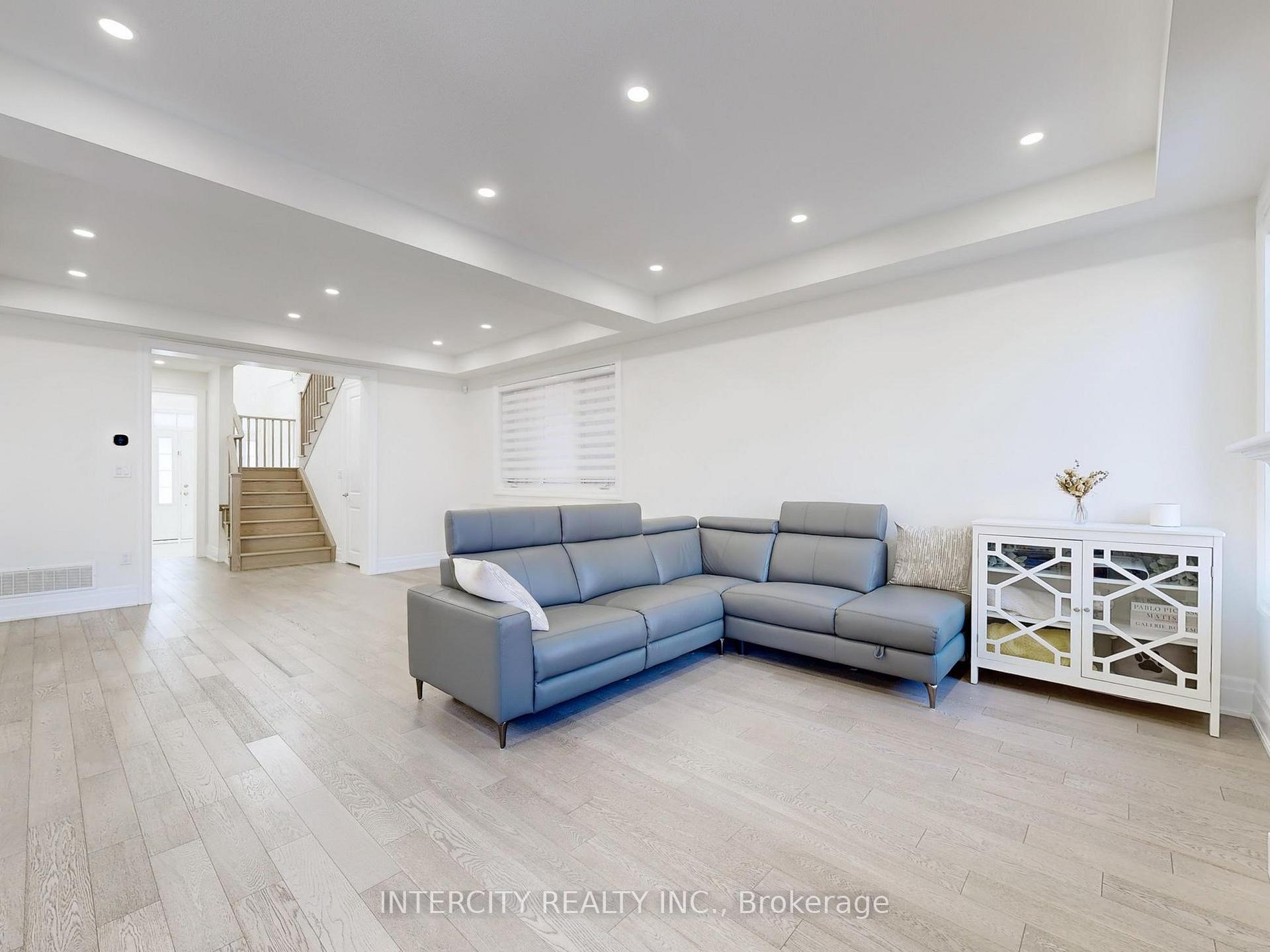 Photo 5 of 68 Klein Mills Road, Vaughan, Kleinburg — HOMEH