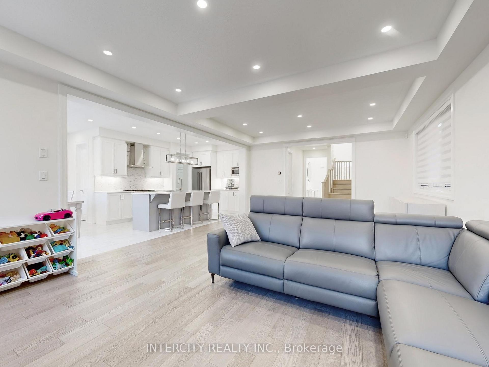 Photo 6 of 68 Klein Mills Road, Vaughan, Kleinburg — HOMEH