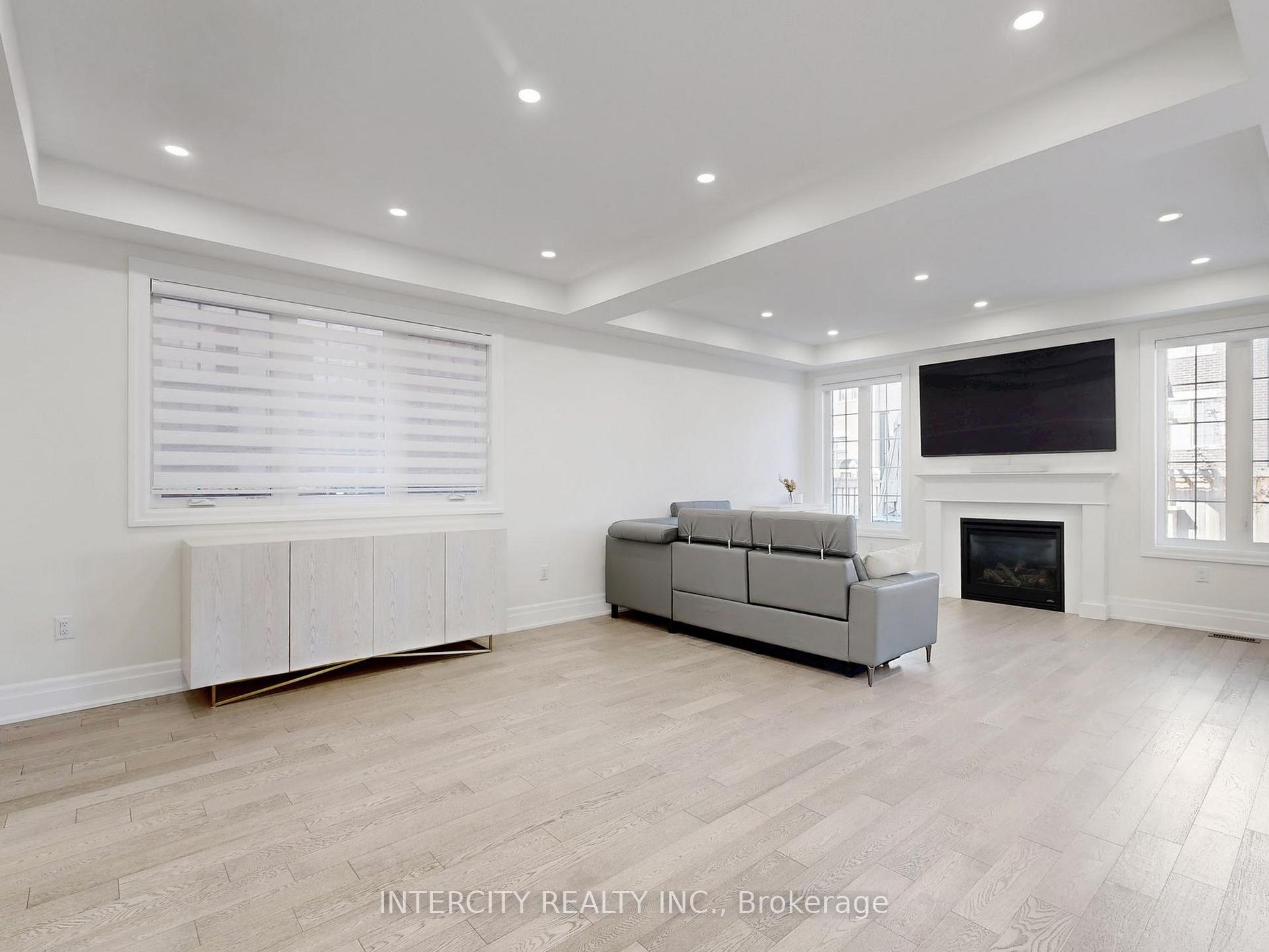 Photo 8 of 68 Klein Mills Road, Vaughan, Kleinburg — HOMEH