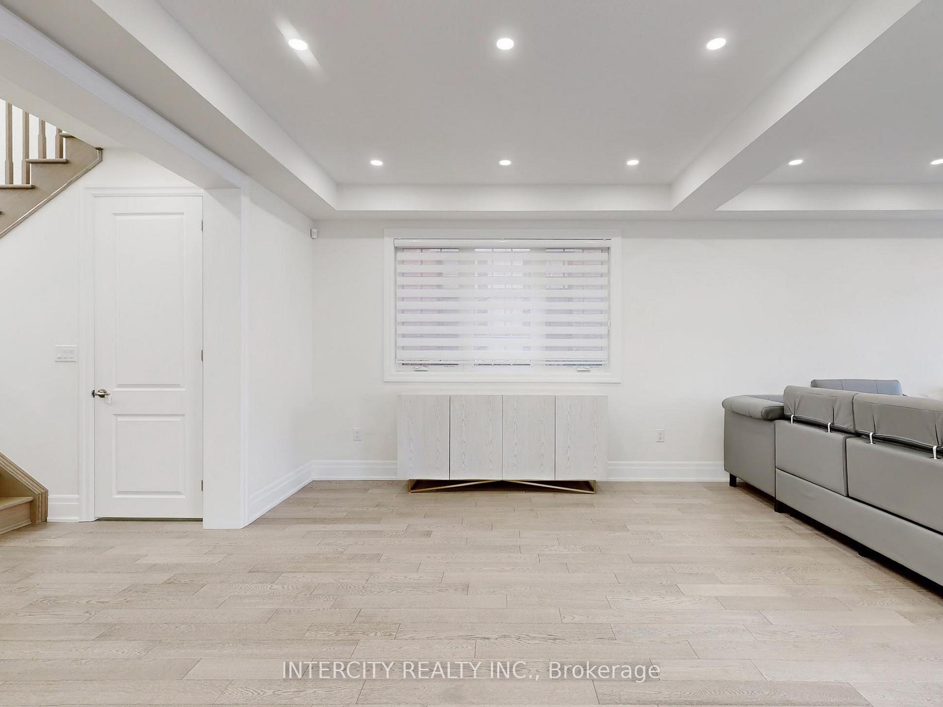 Photo 9 of 68 Klein Mills Road, Vaughan, Kleinburg — HOMEH