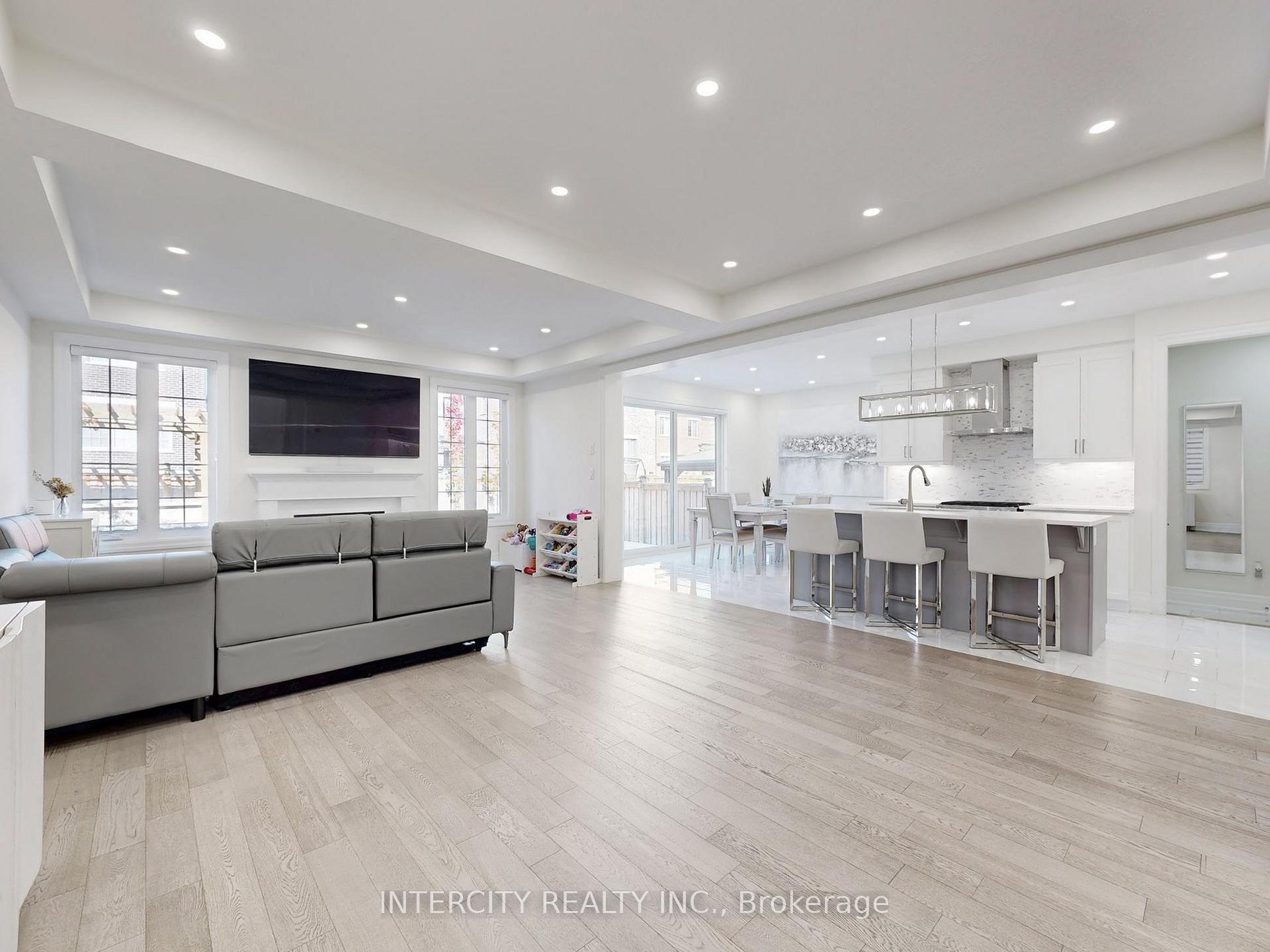 Photo 10 of 68 Klein Mills Road, Vaughan, Kleinburg — HOMEH
