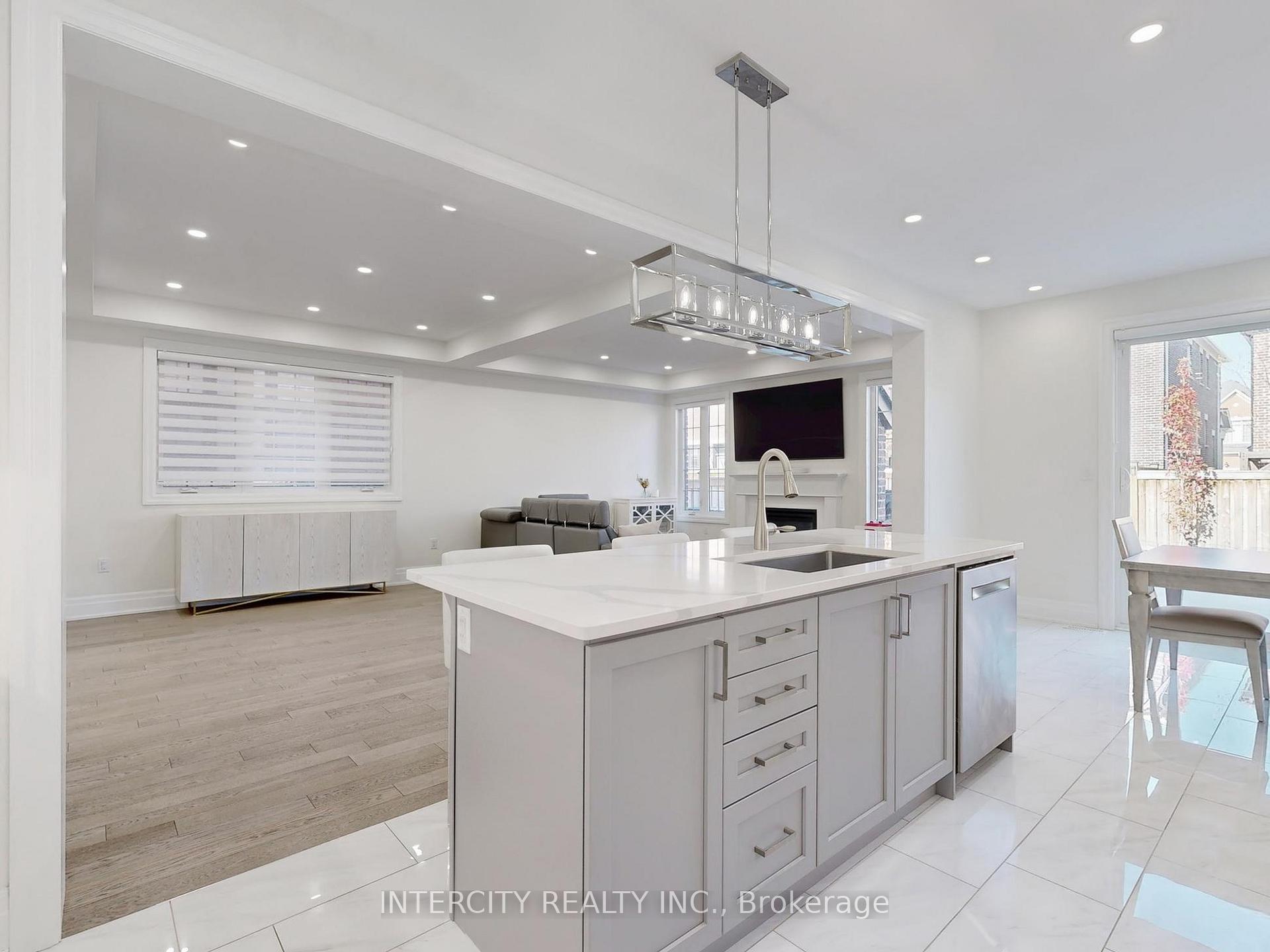 Photo 12 of 68 Klein Mills Road, Vaughan, Kleinburg — HOMEH