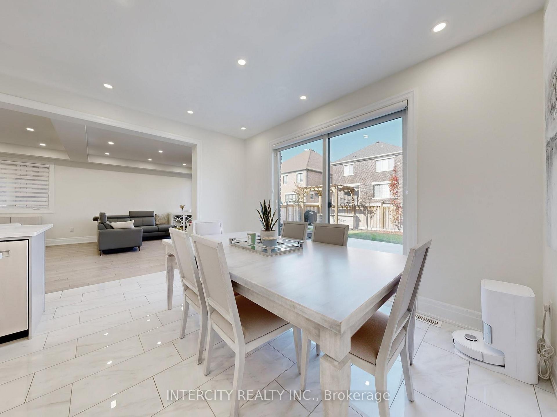 Photo 16 of 68 Klein Mills Road, Vaughan, Kleinburg — HOMEH