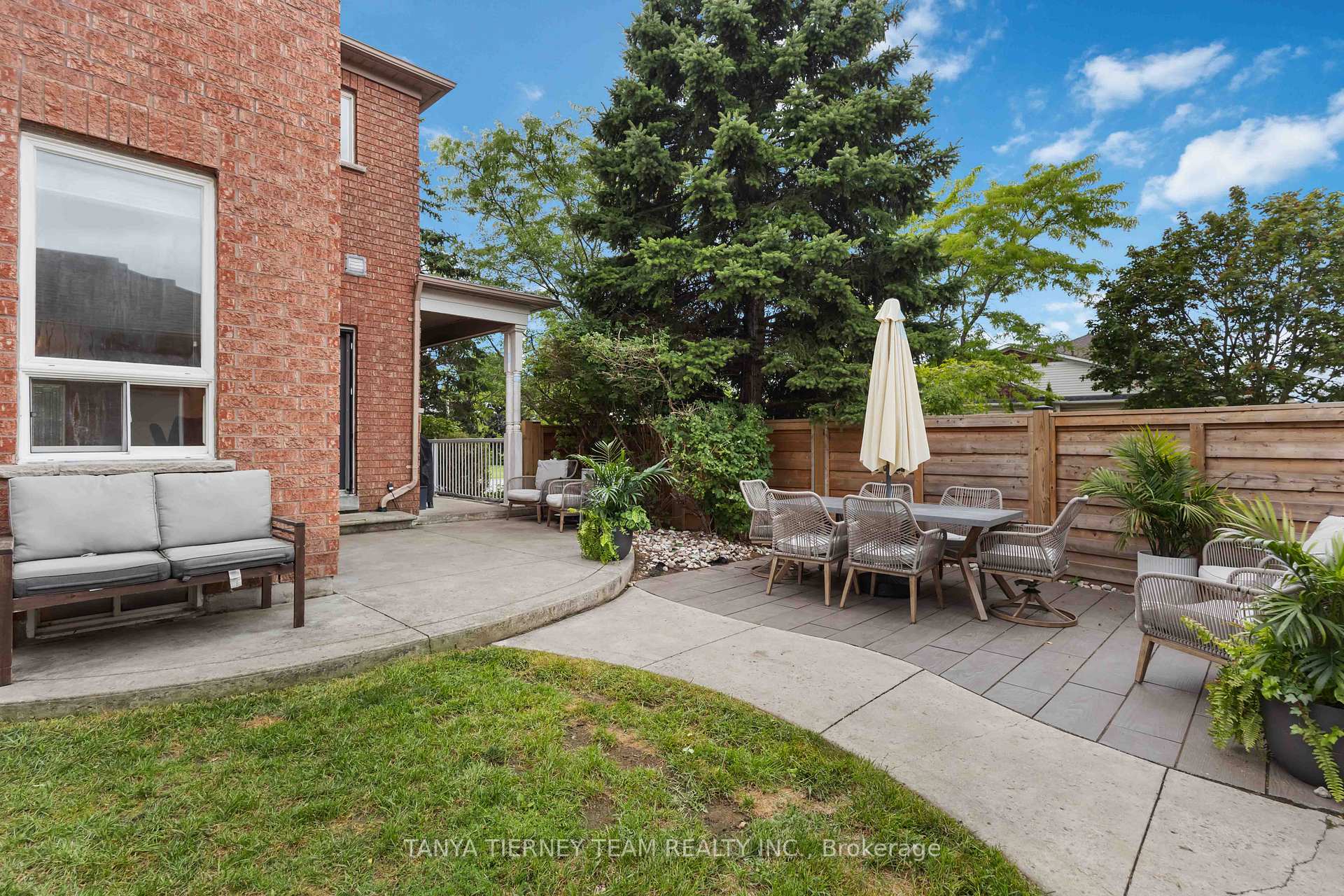 Photo 5 of 14 Amanda Avenue, Whitby, Brooklin — HOMEH
