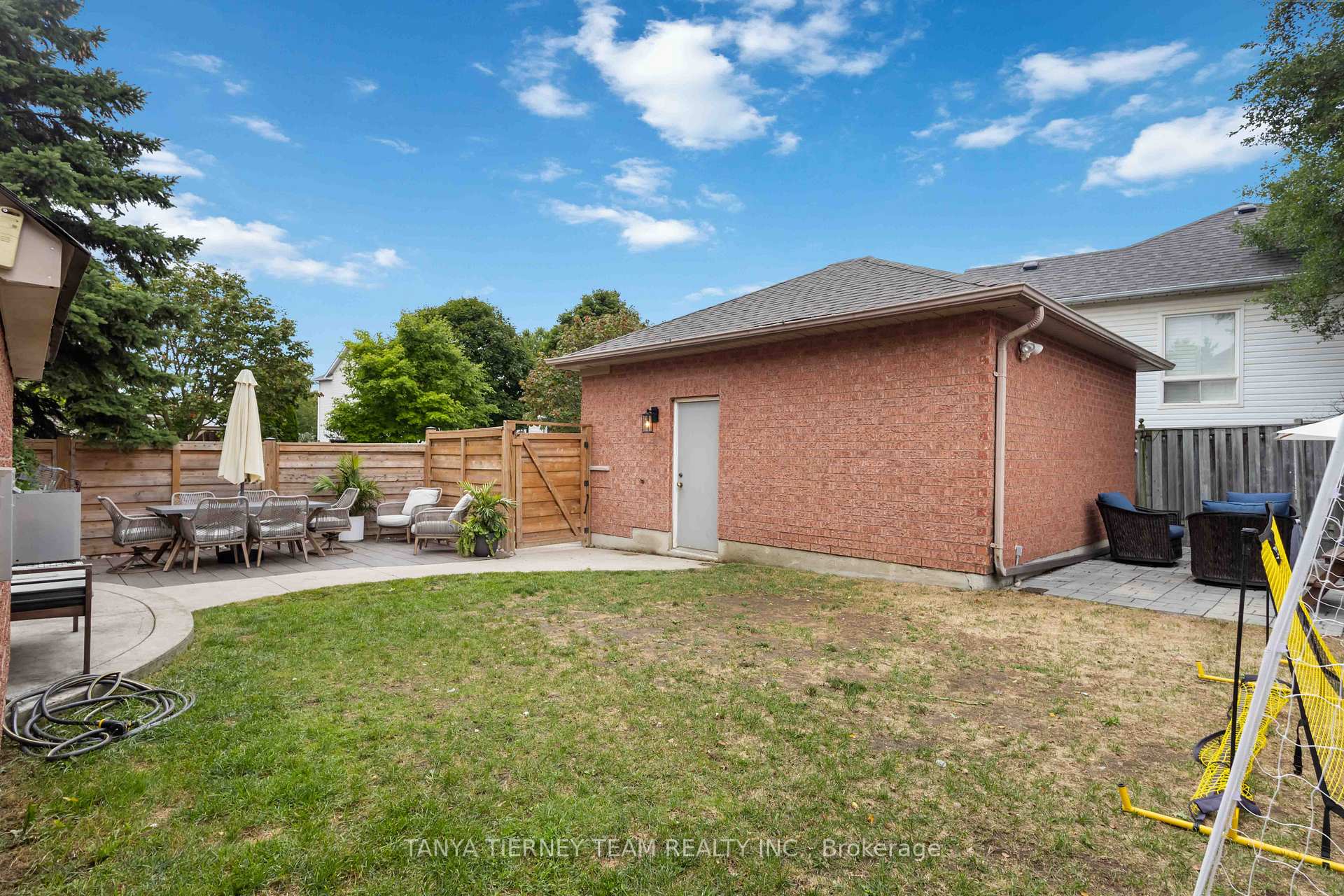 Photo 6 of 14 Amanda Avenue, Whitby, Brooklin — HOMEH