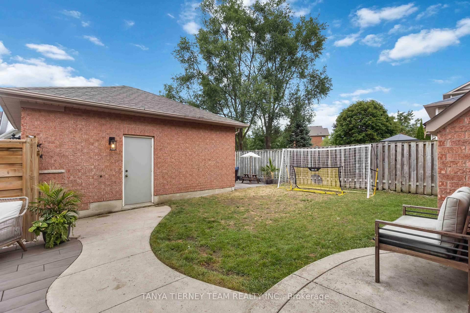 Photo 8 of 14 Amanda Avenue, Whitby, Brooklin — HOMEH